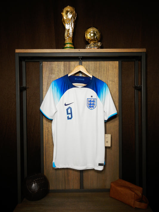England 2022/23 Home Jersey – Harry Kane #9 – Medium – White & Sky Blue Nike Shirt – (MPN: DN0687-101)