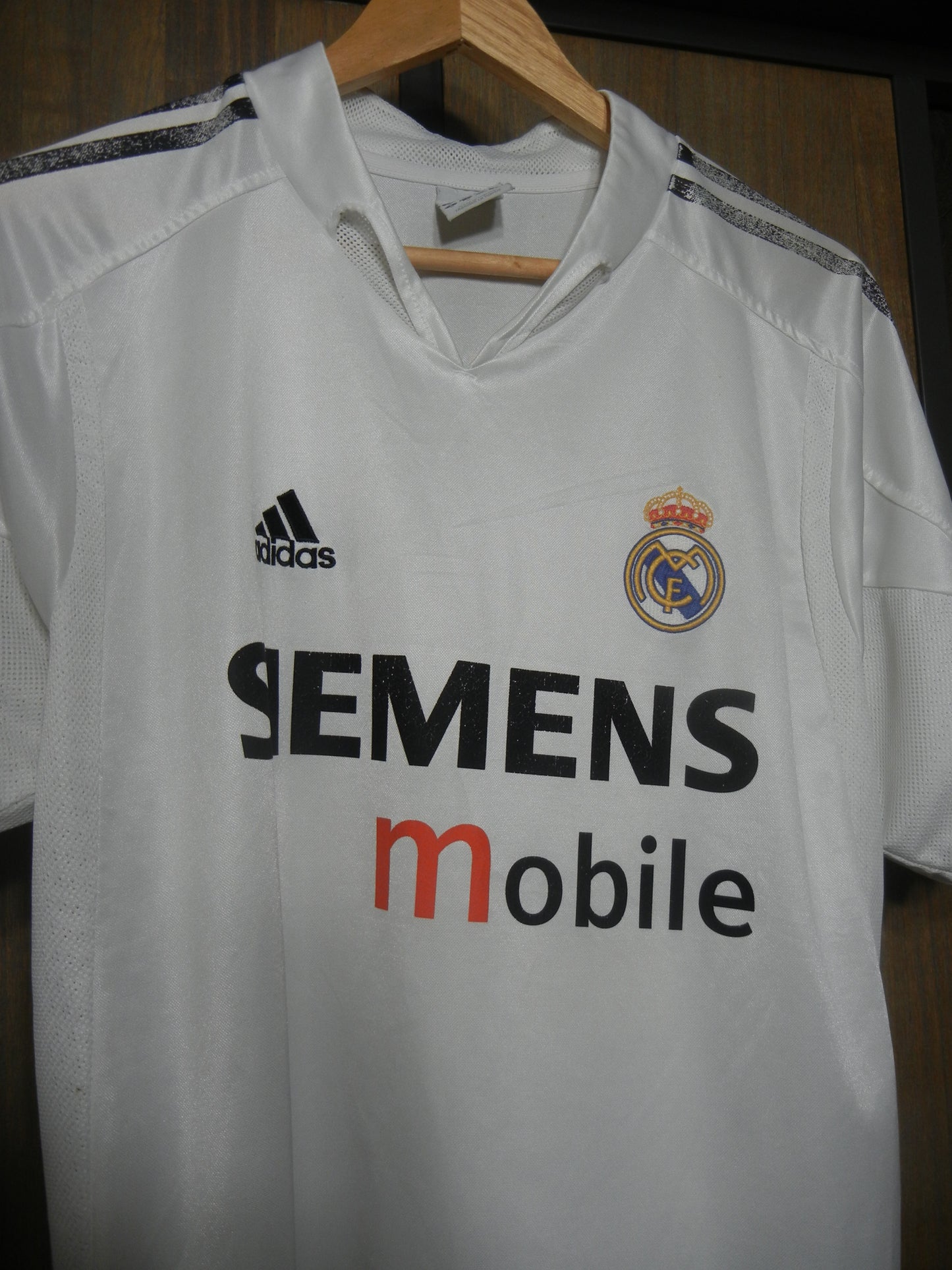 Real Madrid 2004/05 Home Jersey – David Beckham #23 – Medium – White Adidas Shirt – (MPN: AJF003)