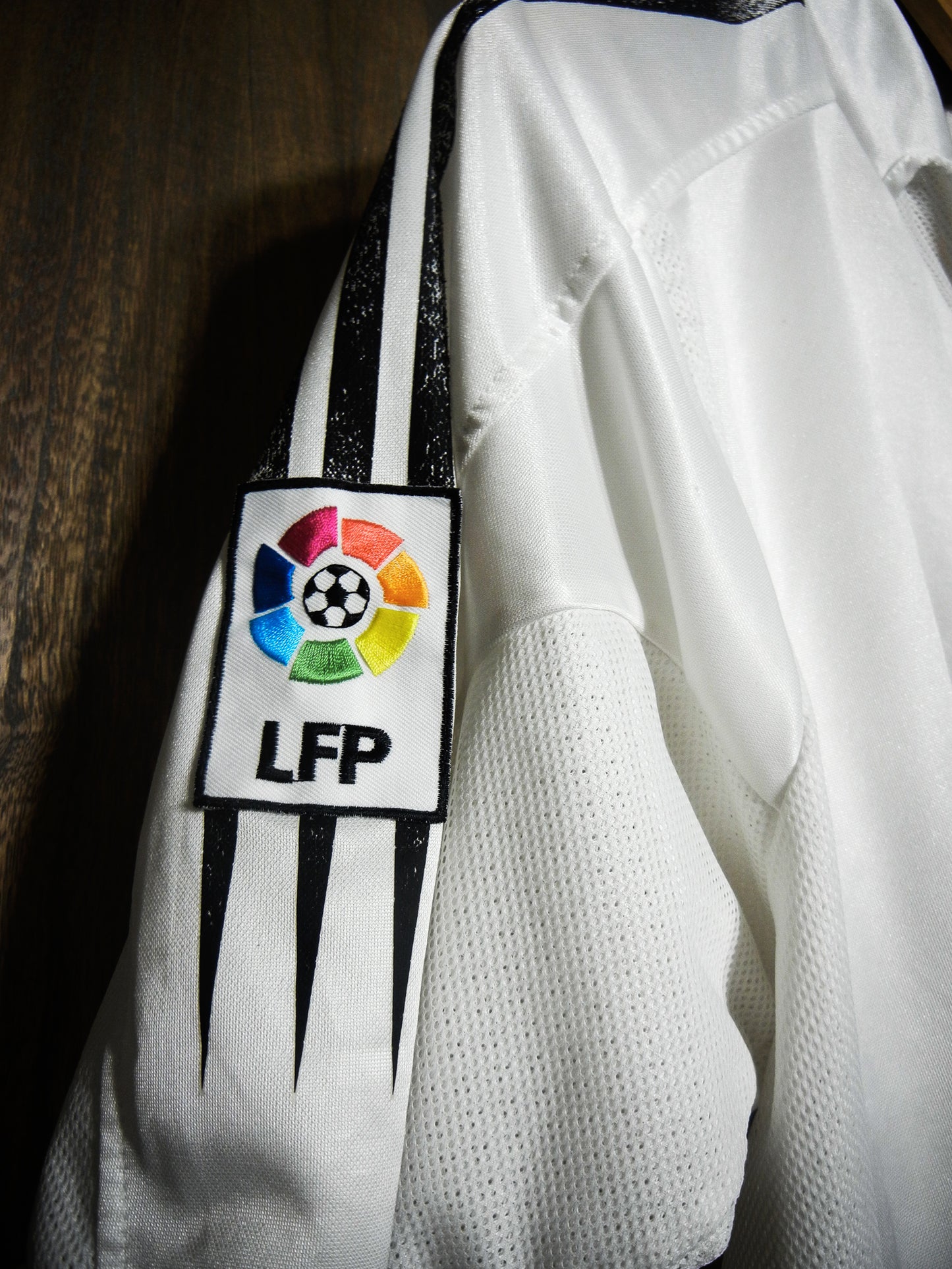 Real Madrid 2004/05 Home Jersey – David Beckham #23 – Medium – White Adidas Shirt – (MPN: AJF003)