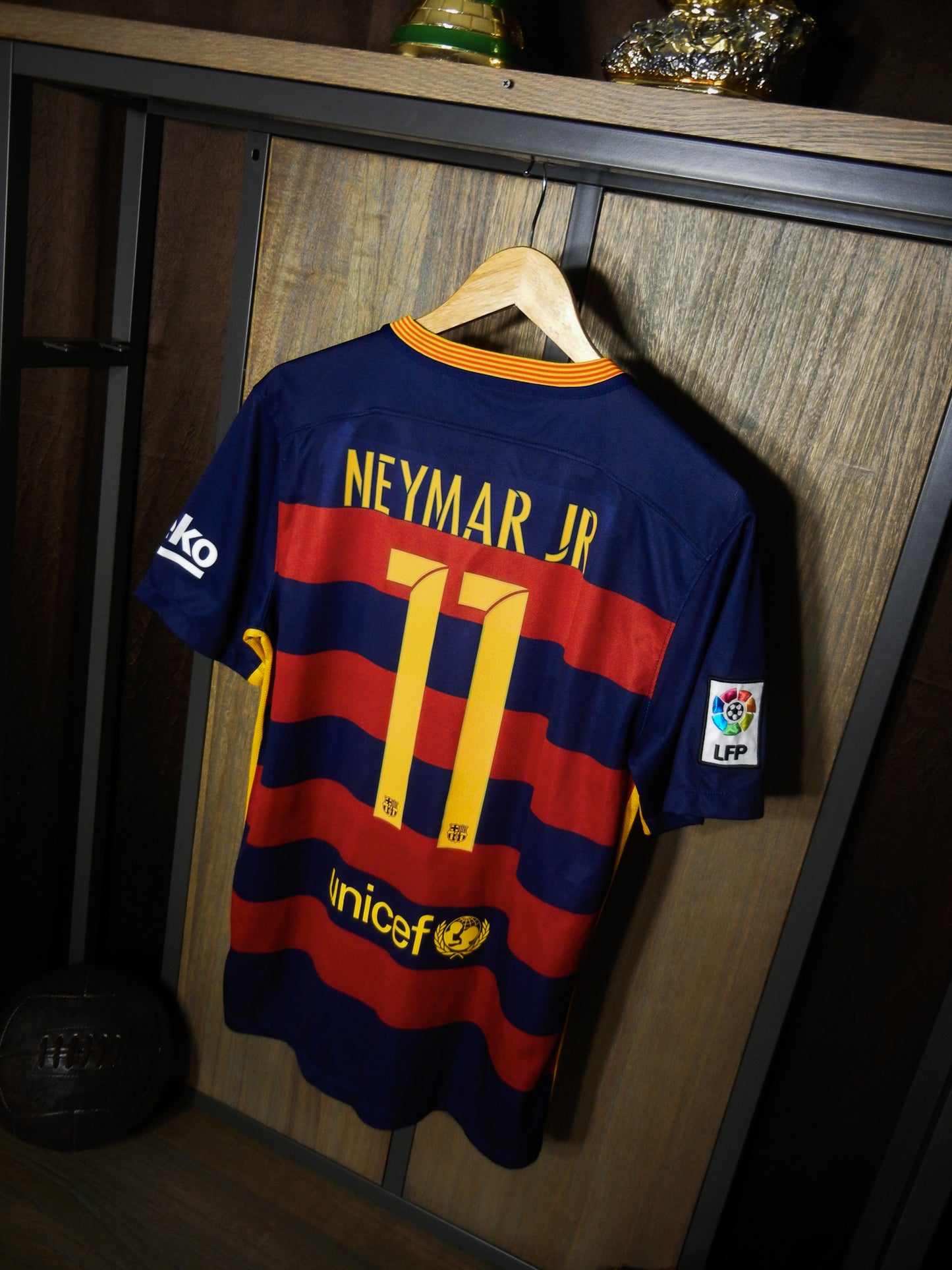 Barcelona 2015/16 Home Jersey – Neymar Jr #11 – Medium – Blue & Red Nike Shirt – (MPN: 658794-422)