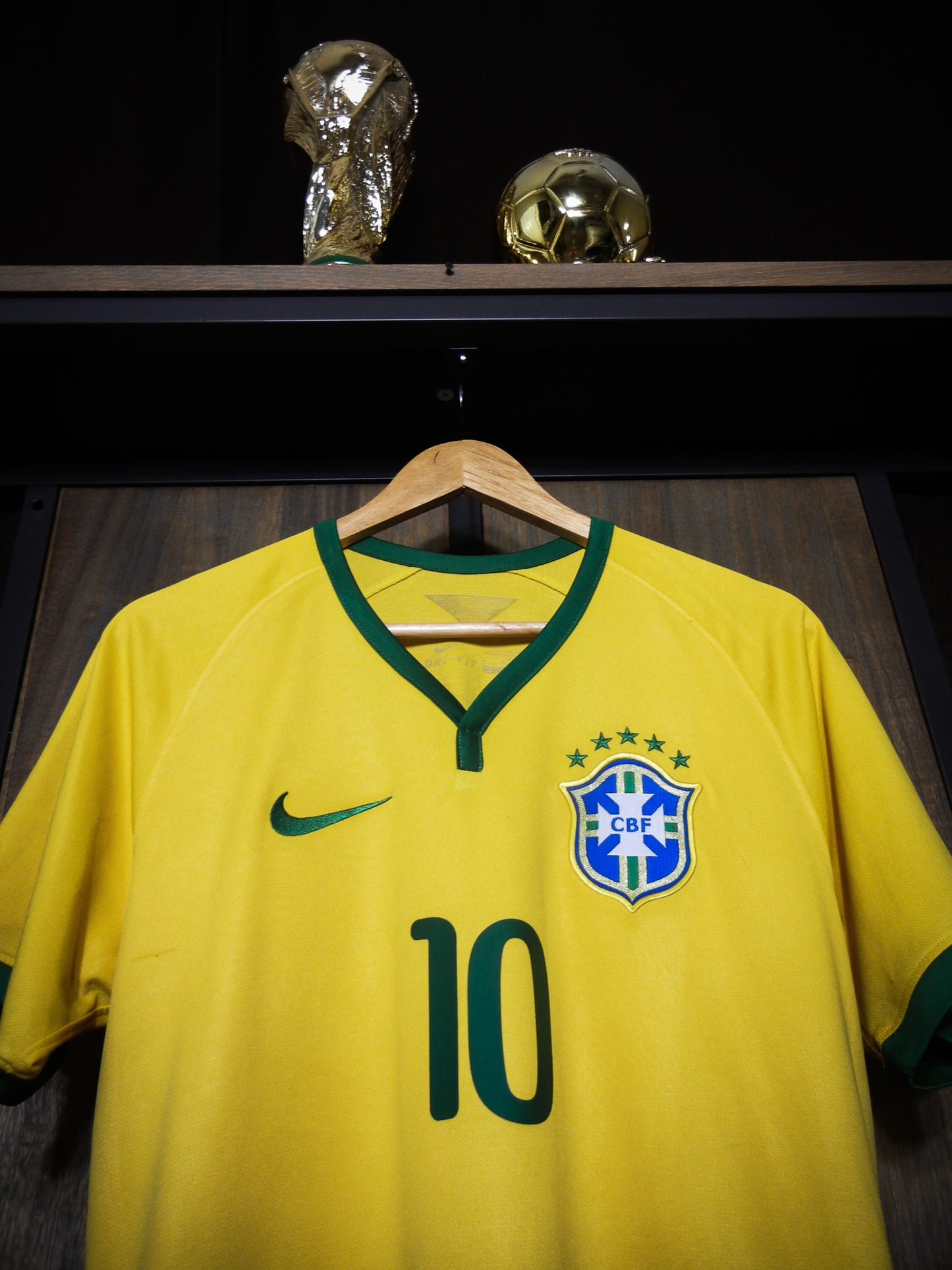 Brazil 2014 Home Jersey – Neymar Jr #10 – Large – Yellow & Green Nike Shirt – (MPN: 575280-703)