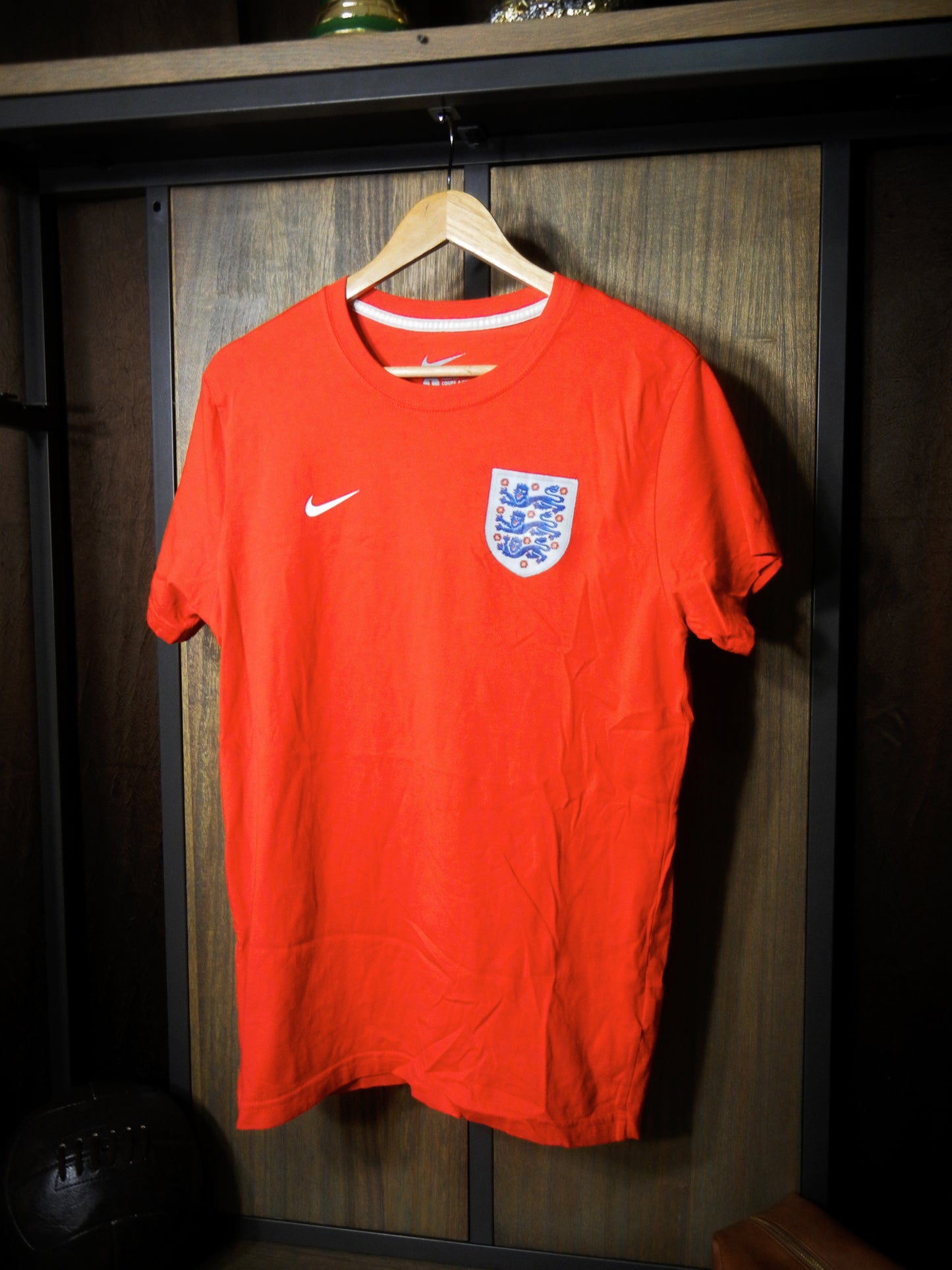 England 2014/15 Away Jersey – Size L – Red Nike Shirt – (MPN: 608597-657)