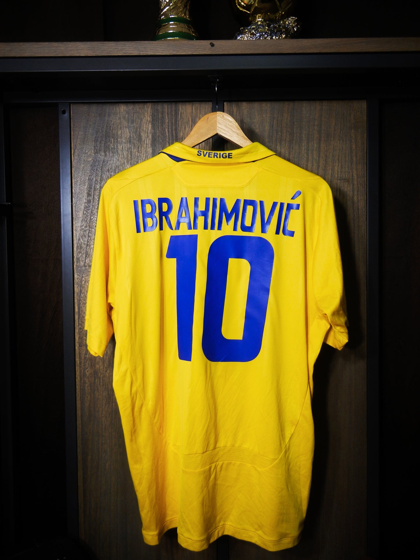 Sweden 2009/10 Home Jersey – Zlatan Ibrahimović #10 – Size Large – Yellow Umbro Shirt – (MPN: Check QR on Jersey)