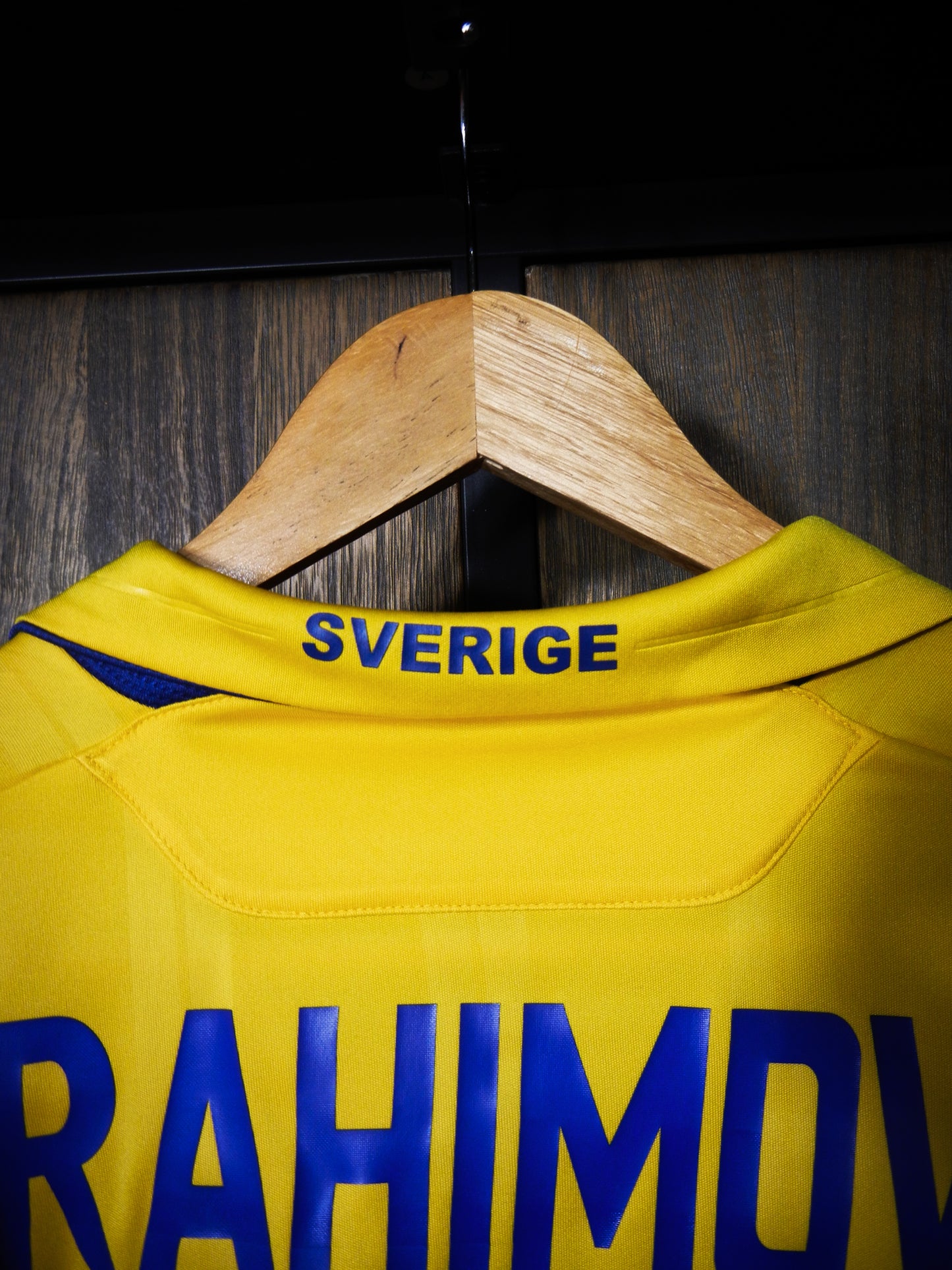 Sweden 2009/10 Home Jersey – Zlatan Ibrahimović #10 – Size Large – Yellow Umbro Shirt – (MPN: Check QR on Jersey)
