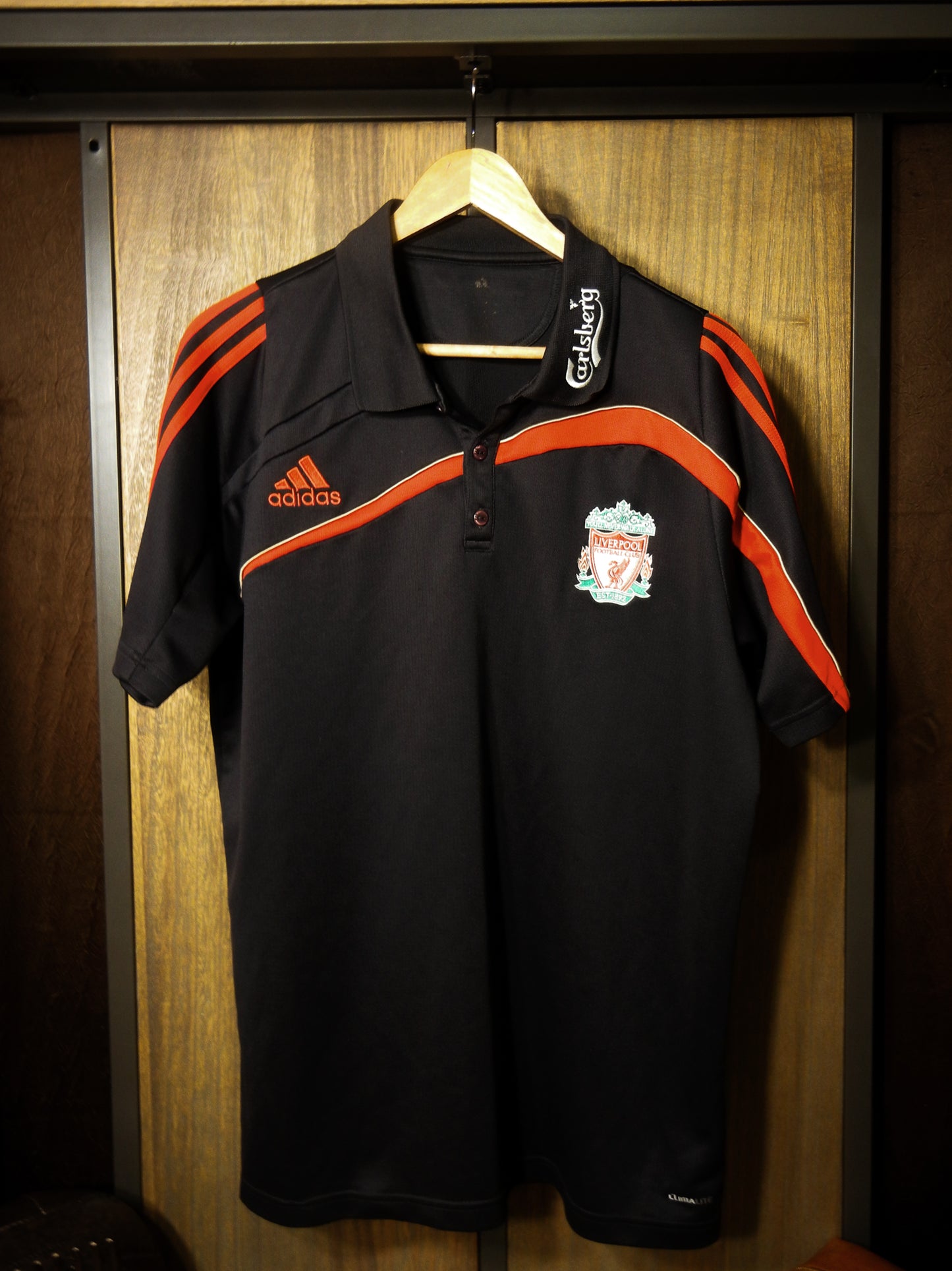Liverpool 2009/10 Carlsberg Polo Shirt – Size XL – Adidas Red and Black Pre-game Shirt (SKU: P06990 APU002)