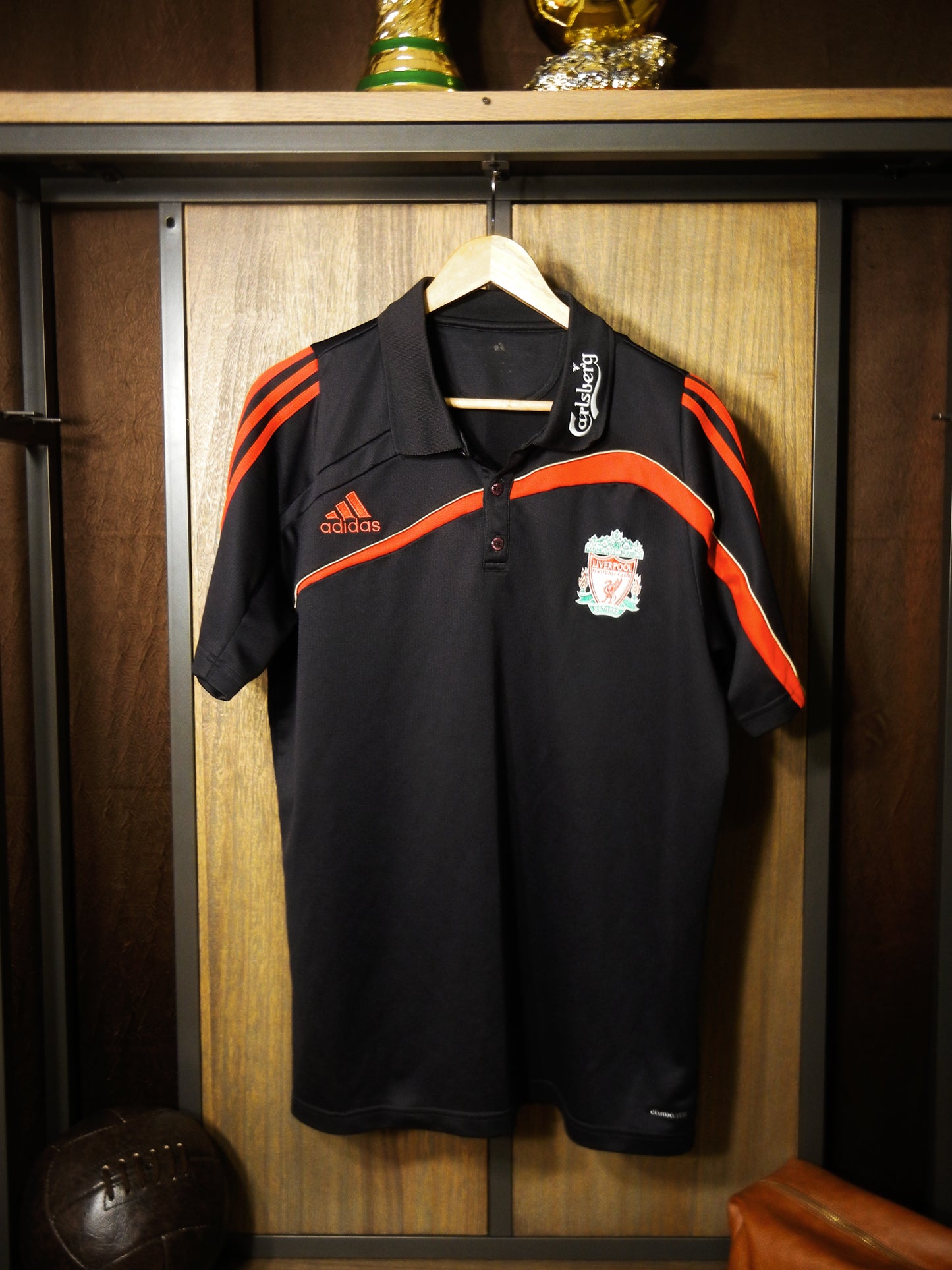 Liverpool 2009/10 Carlsberg Polo Shirt – Size XL – Adidas Red and Black Pre-game Shirt (SKU: P06990 APU002)