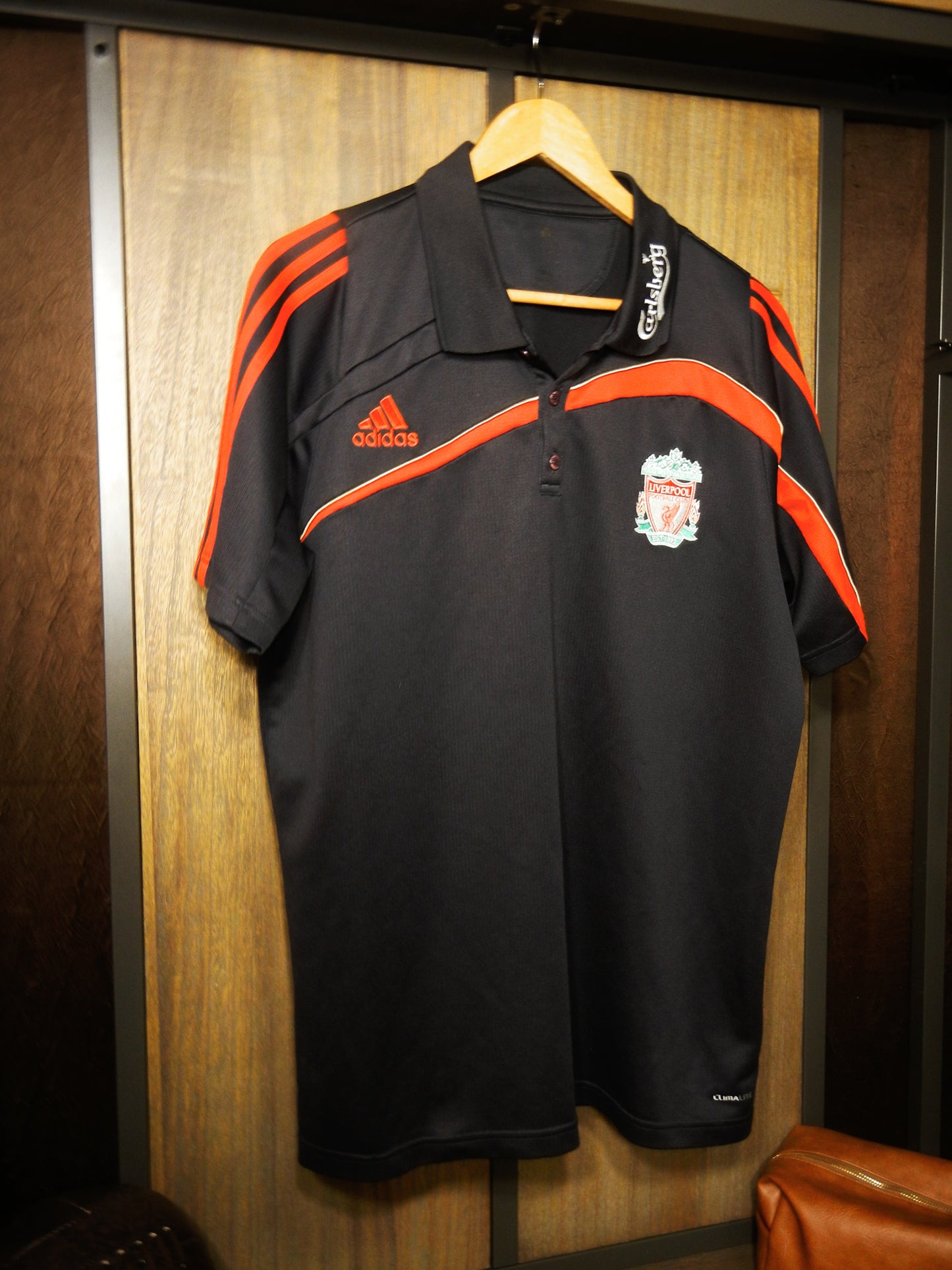 Liverpool 2009/10 Carlsberg Polo Shirt – Size XL – Adidas Red and Black Pre-game Shirt (SKU: P06990 APU002)