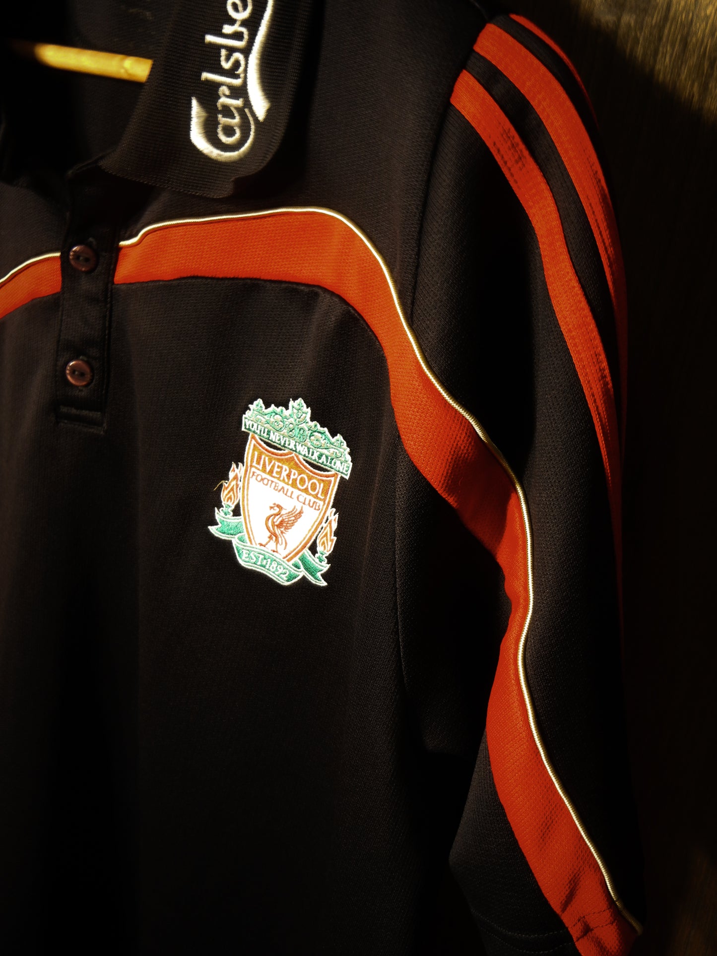 Liverpool 2009/10 Carlsberg Polo Shirt – Size XL – Adidas Red and Black Pre-game Shirt (SKU: P06990 APU002)