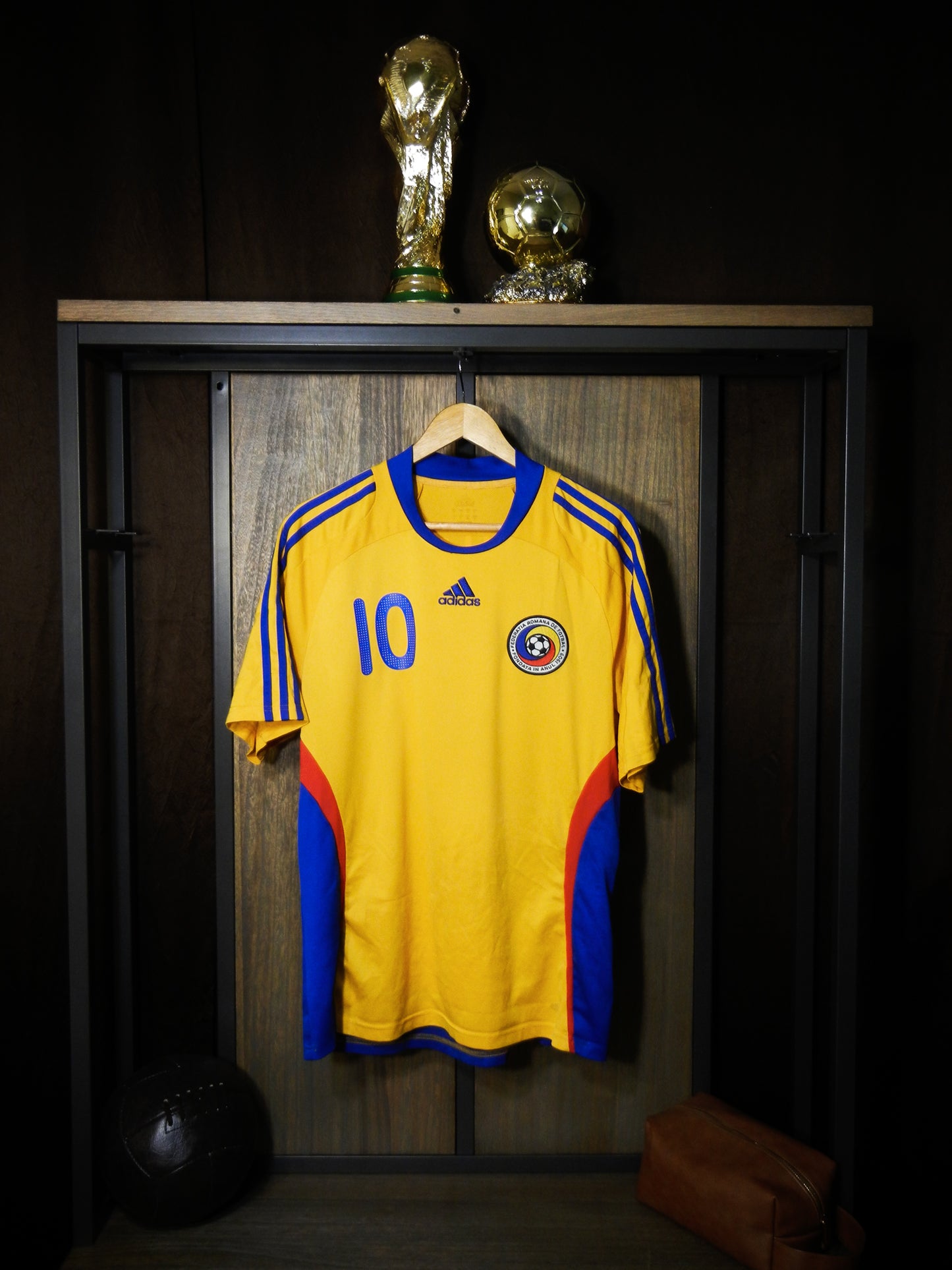 Romania 2008/2009 Home Jersey – Mutu #10 – Size L – Yellow Adidas Shirt – (MPN: 609859)