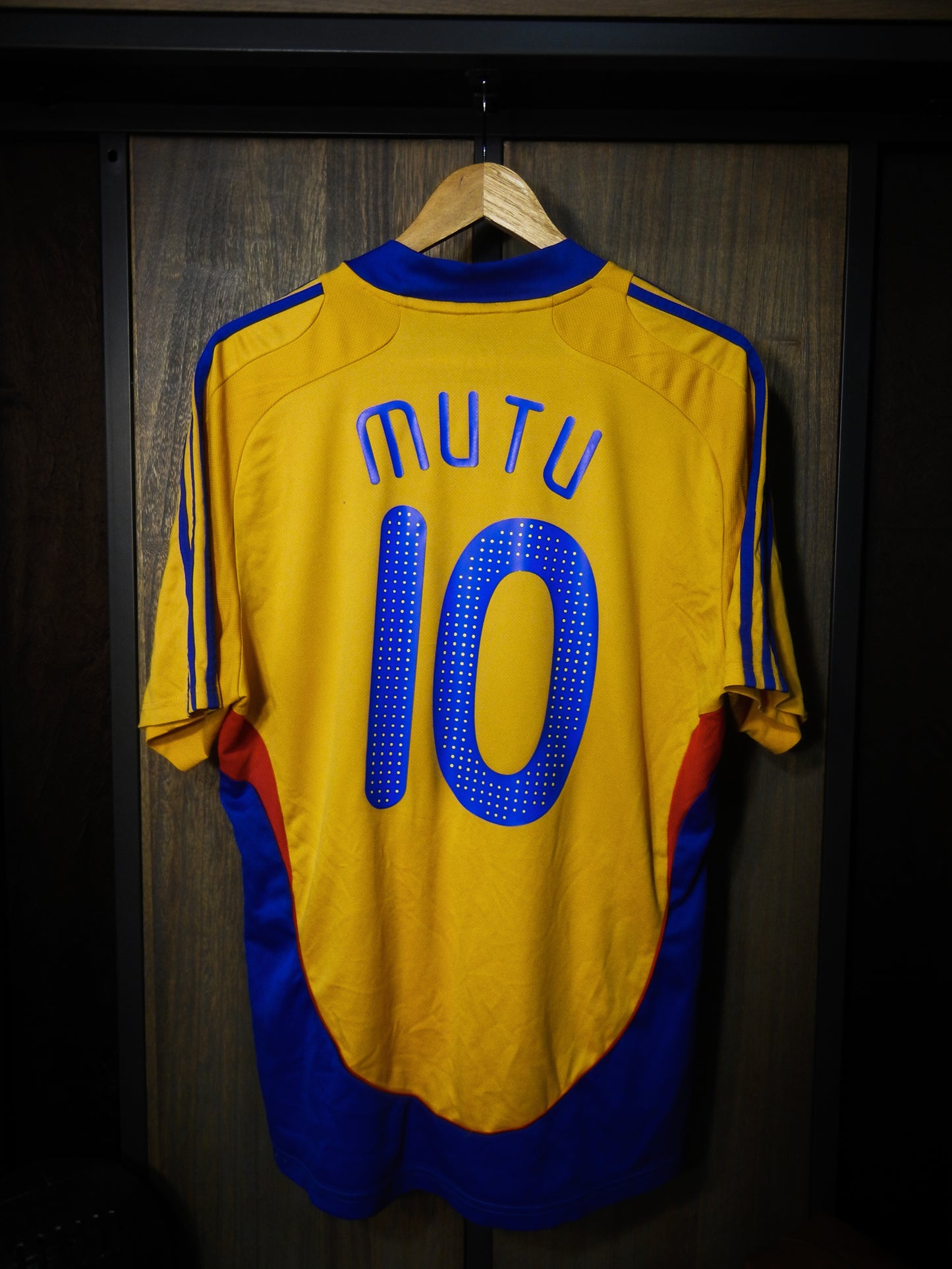 Romania 2008/2009 Home Jersey – Mutu #10 – Size L – Yellow Adidas Shirt – (MPN: 609859)