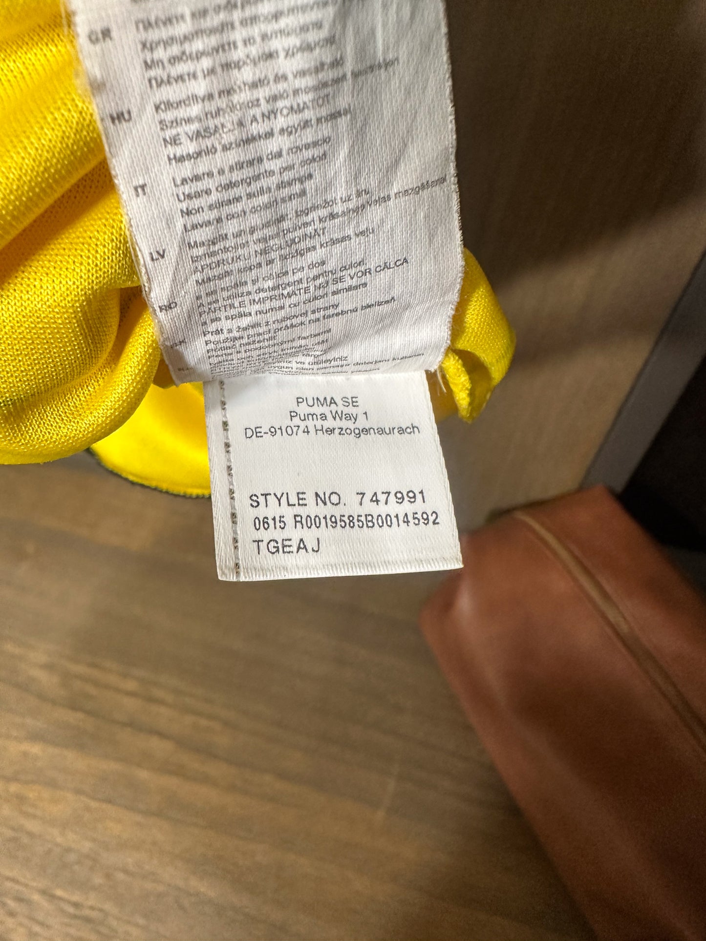 Borussia Dortmund 2015/2016 Home Jersey – Aubameyang #17 – Size M – Yellow and Black Puma Shirt – (MPN: 747991)