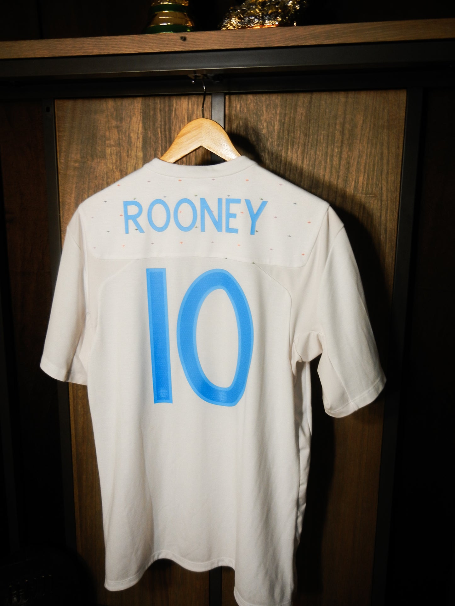 England 2010/11 Home Jersey – Wayne Rooney #10 – Medium – White Umbro Shirt (MPN: 8828227)