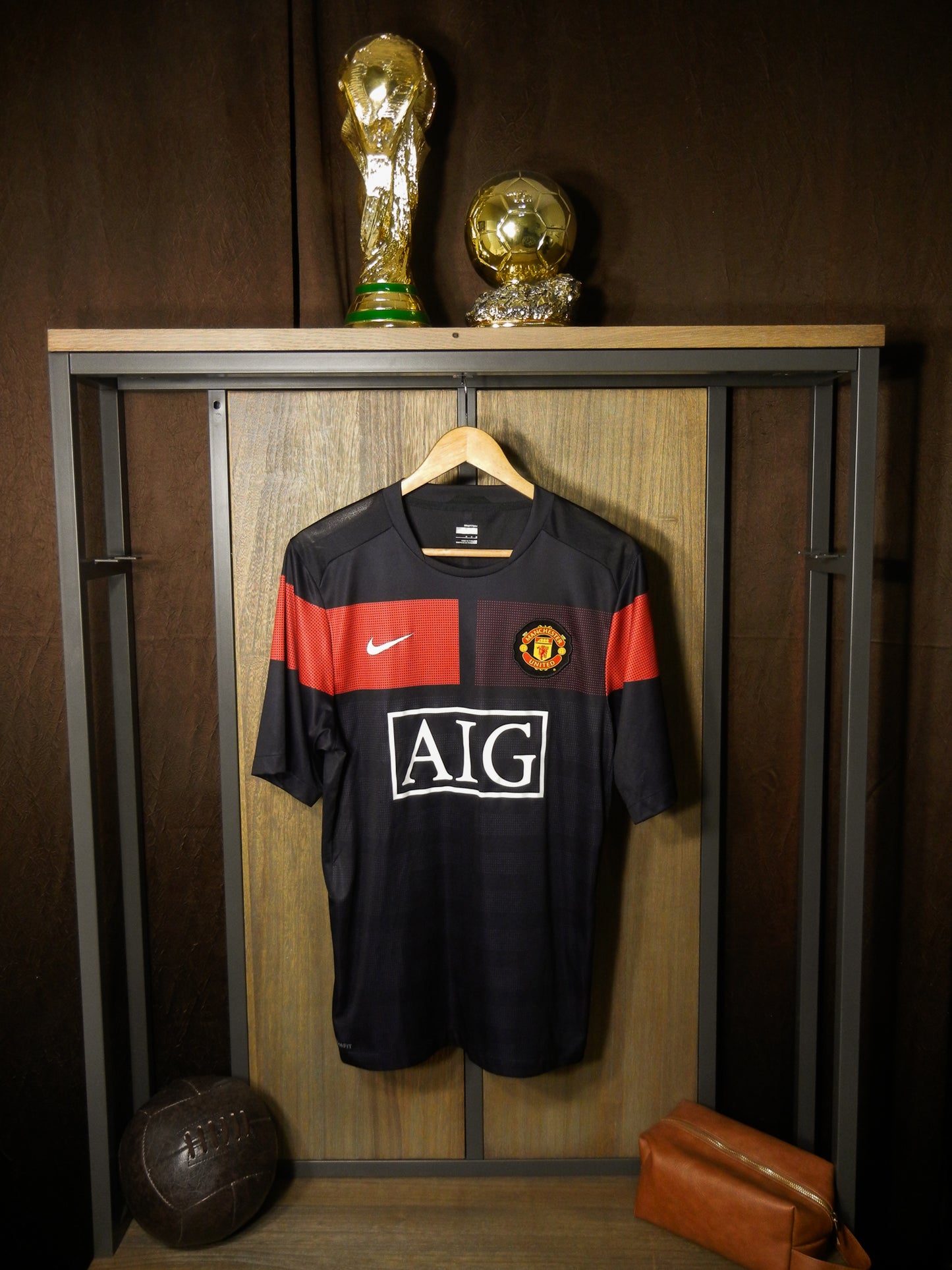 Manchester United 2009/10 Black Training Top – Size M – AIG Nike Shirt – (MPN: 355105-010)