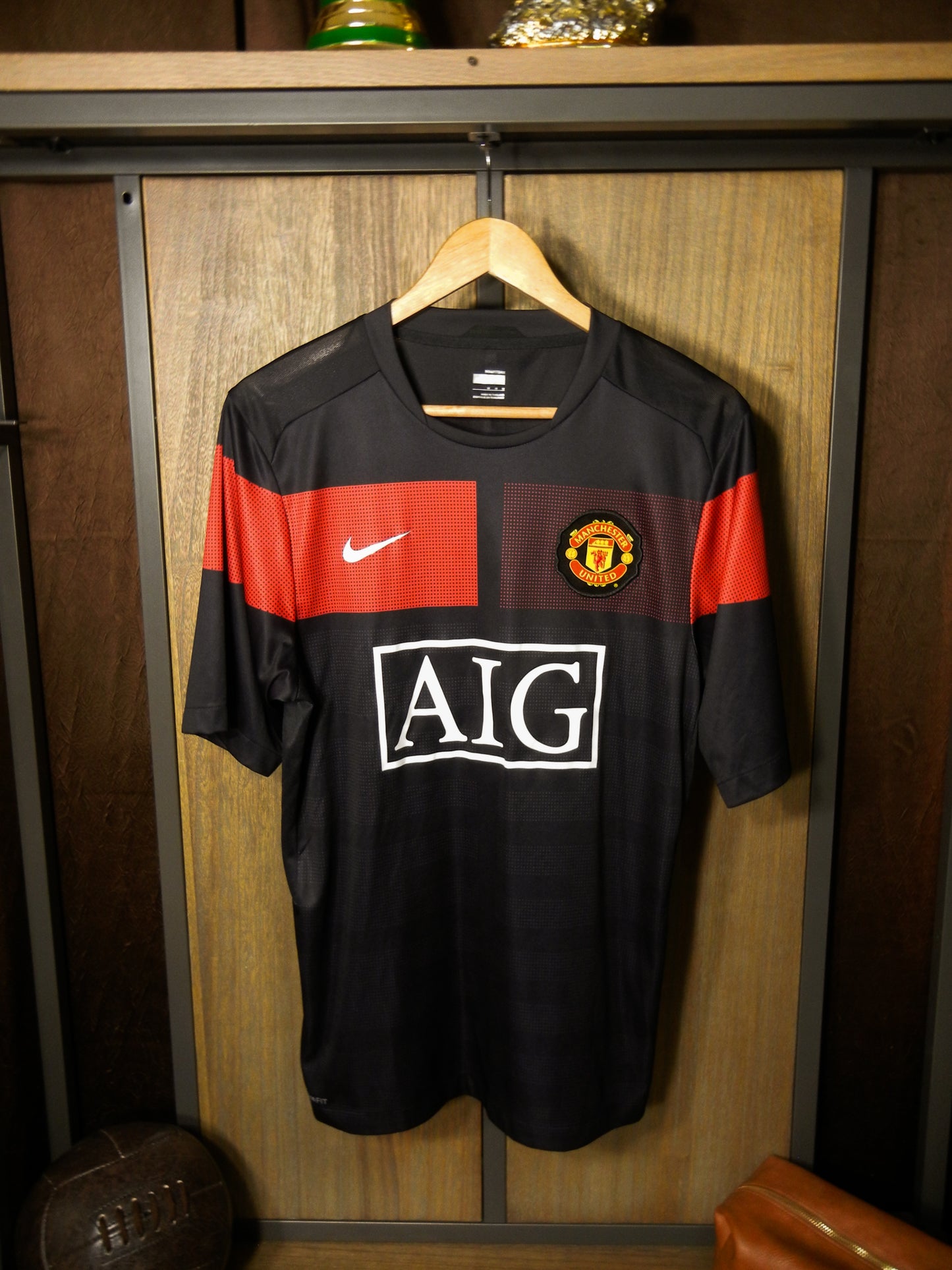 Manchester United 2009/10 Black Training Top – Size M – AIG Nike Shirt – (MPN: 355105-010)