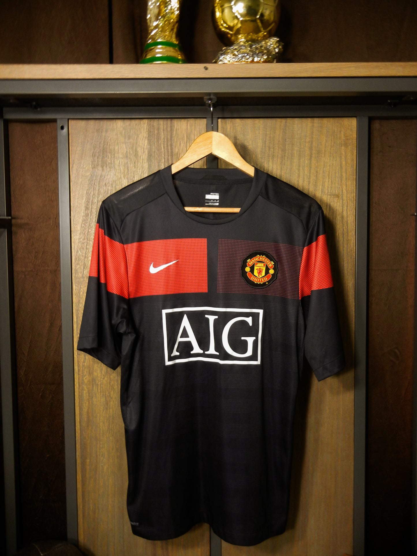 Manchester United 2009/10 Black Training Top – Size M – AIG Nike Shirt – (MPN: 355105-010)
