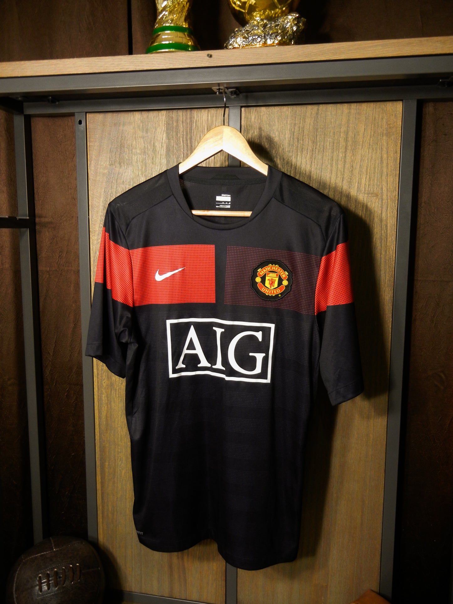 Manchester United 2009/10 Black Training Top – Size M – AIG Nike Shirt – (MPN: 355105-010)