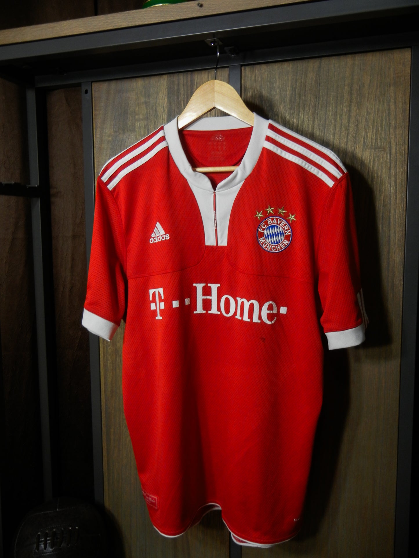 Bayern Munich 2009/10 Home Jersey – Philipp Lahm #21 – Size L – Red Adidas Shirt (MPN: E84214)