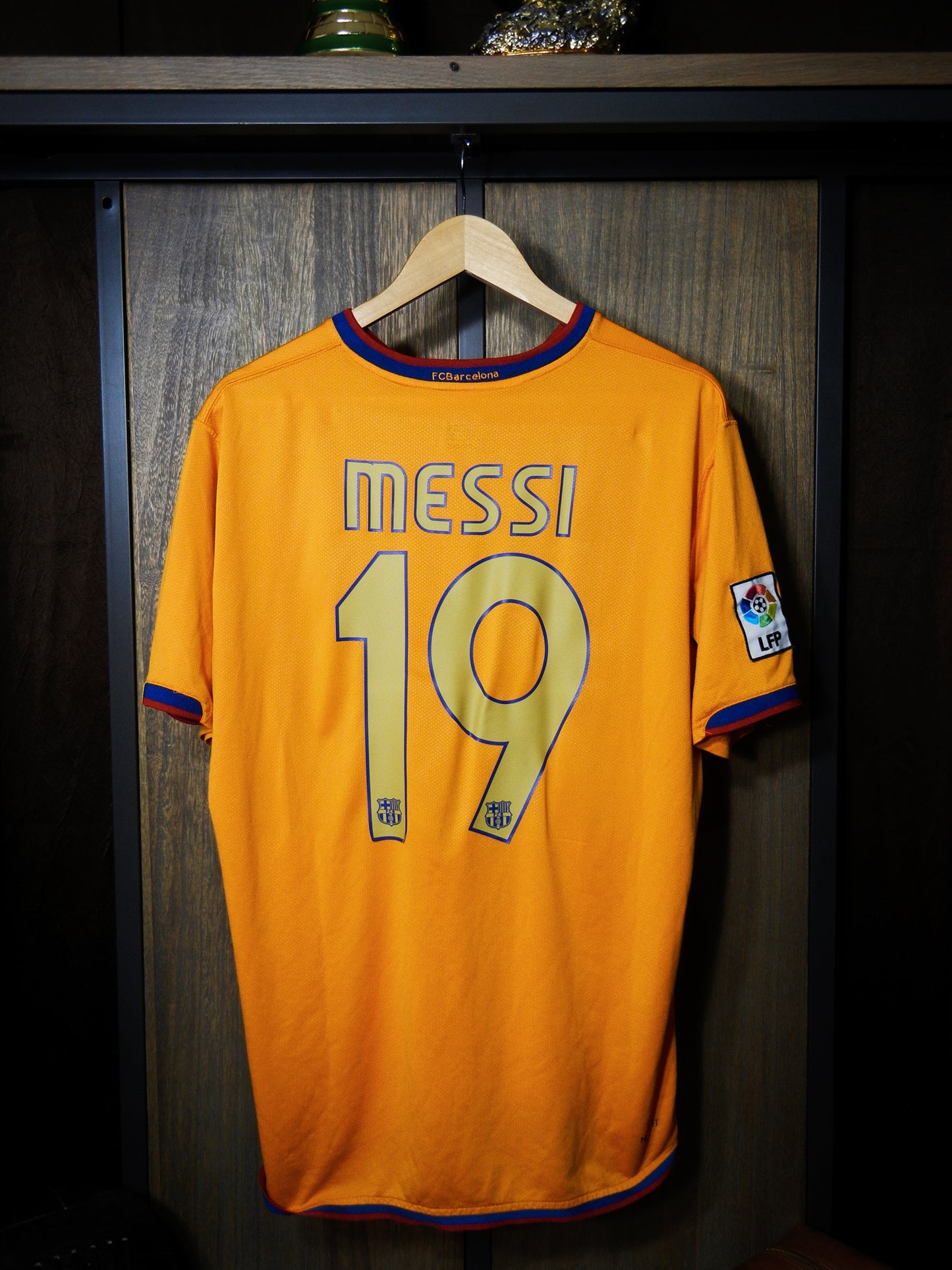 Barcelona 2006/2008 Away Jersey – Lionel Messi #19 – Size L – Orange Nike Shirt (MPN: 146982-819)