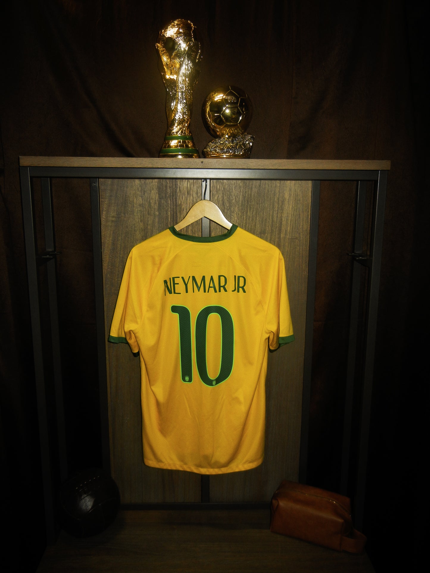 Brazil 2014 Home Jersey – Neymar Jr #10 – Size L – Yellow Nike Shirt (MPN: 575280-703)