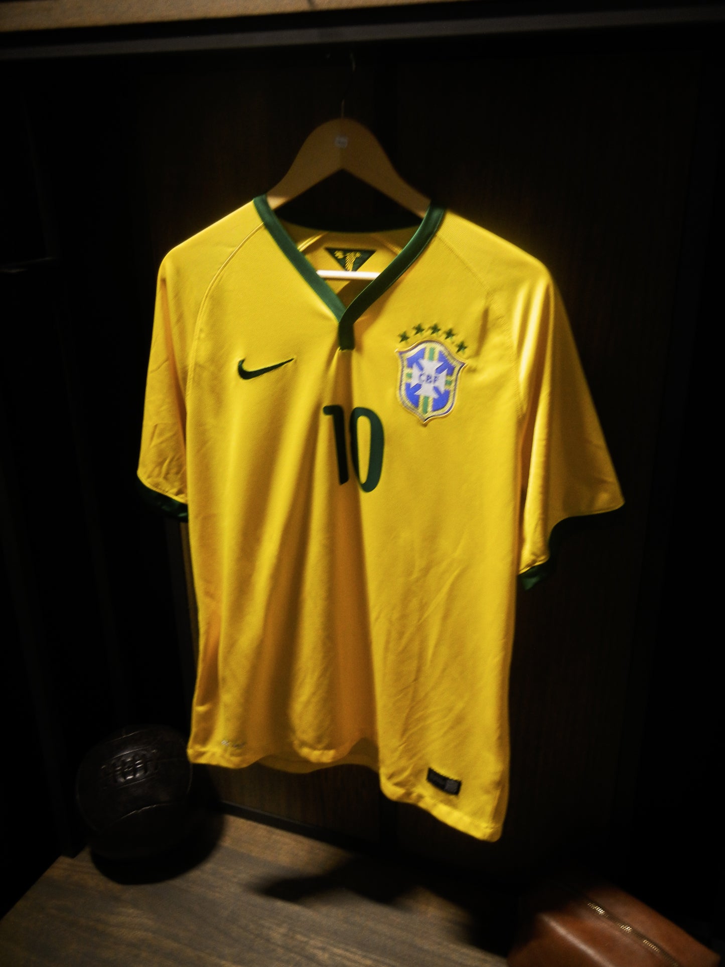 Brazil 2014 Home Jersey – Neymar Jr #10 – Size L – Yellow Nike Shirt (MPN: 575280-703)