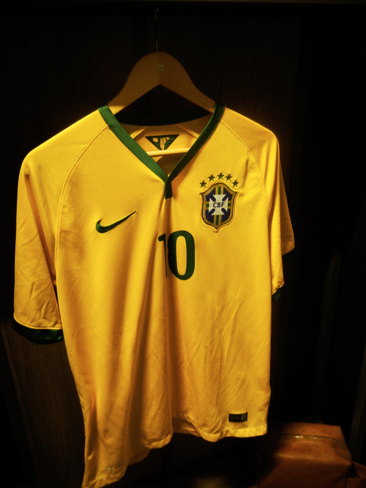 Brazil 2014 Home Jersey – Neymar Jr #10 – Size L – Yellow Nike Shirt (MPN: 575280-703)
