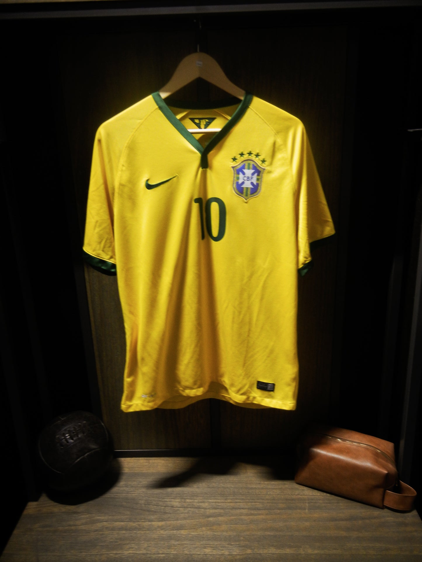 Brazil 2014 Home Jersey – Neymar Jr #10 – Size L – Yellow Nike Shirt (MPN: 575280-703)