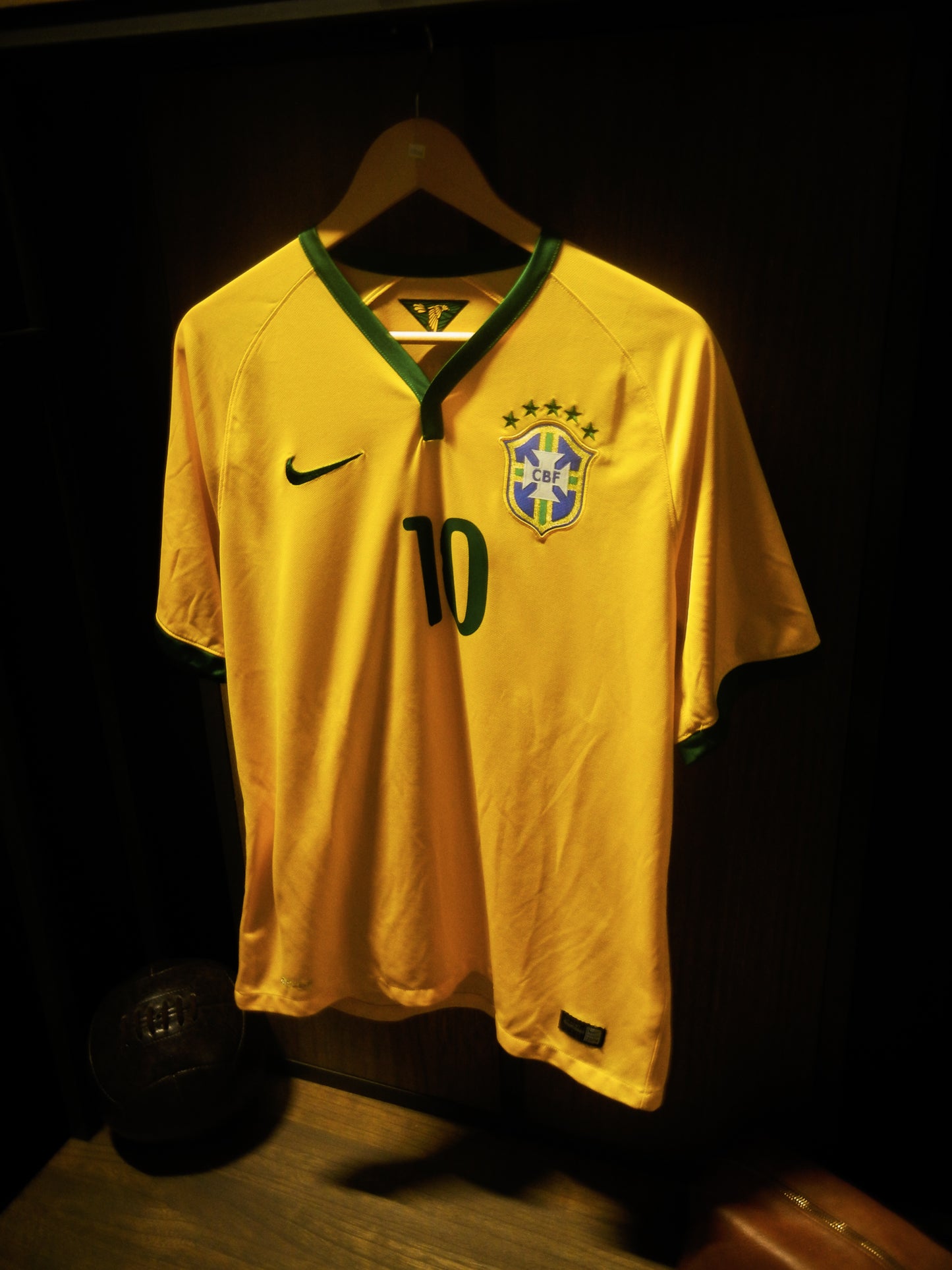 Brazil 2014 Home Jersey – Neymar Jr #10 – Size L – Yellow Nike Shirt (MPN: 575280-703)