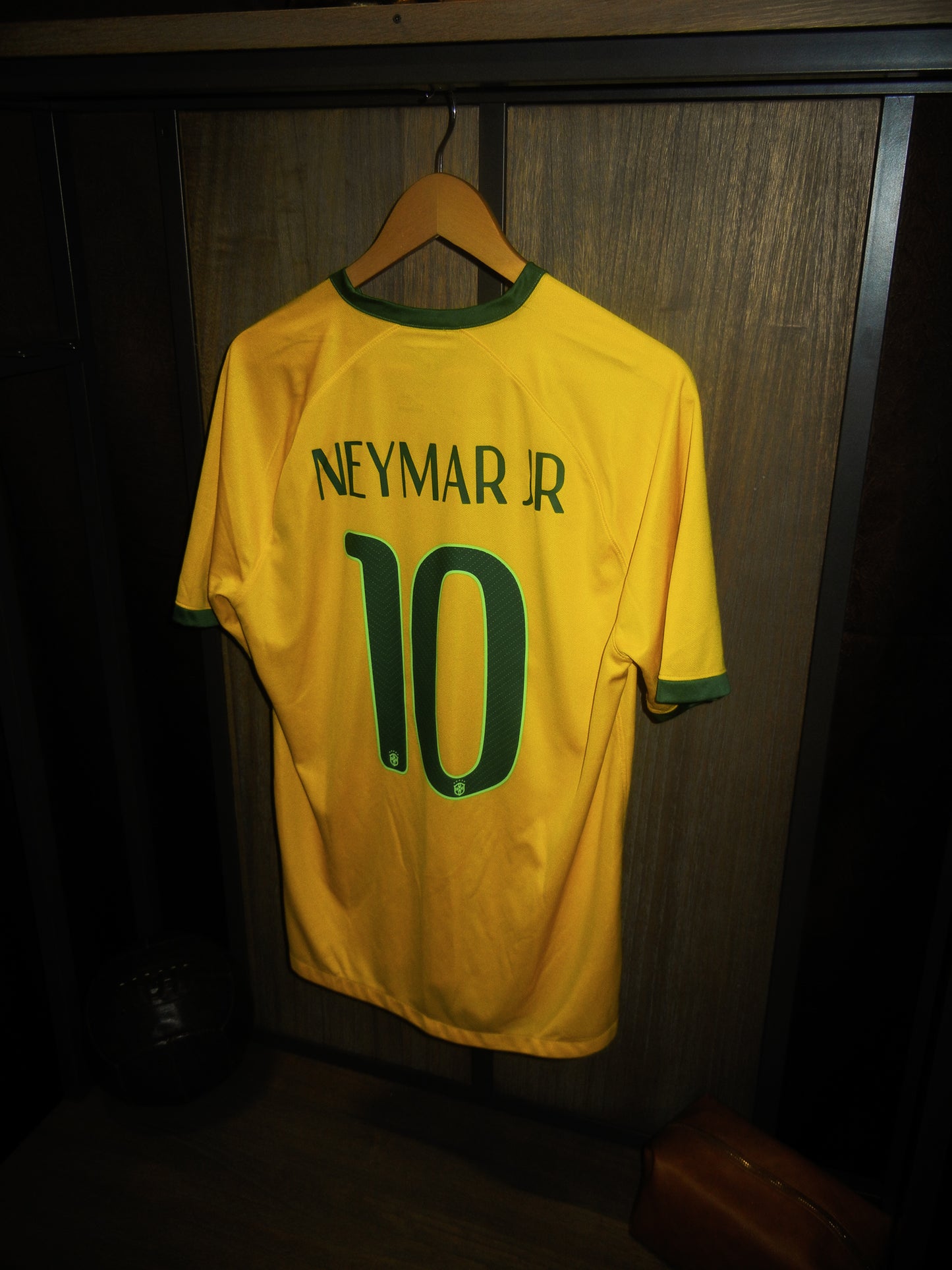 Brazil 2014 Home Jersey – Neymar Jr #10 – Size L – Yellow Nike Shirt (MPN: 575280-703)