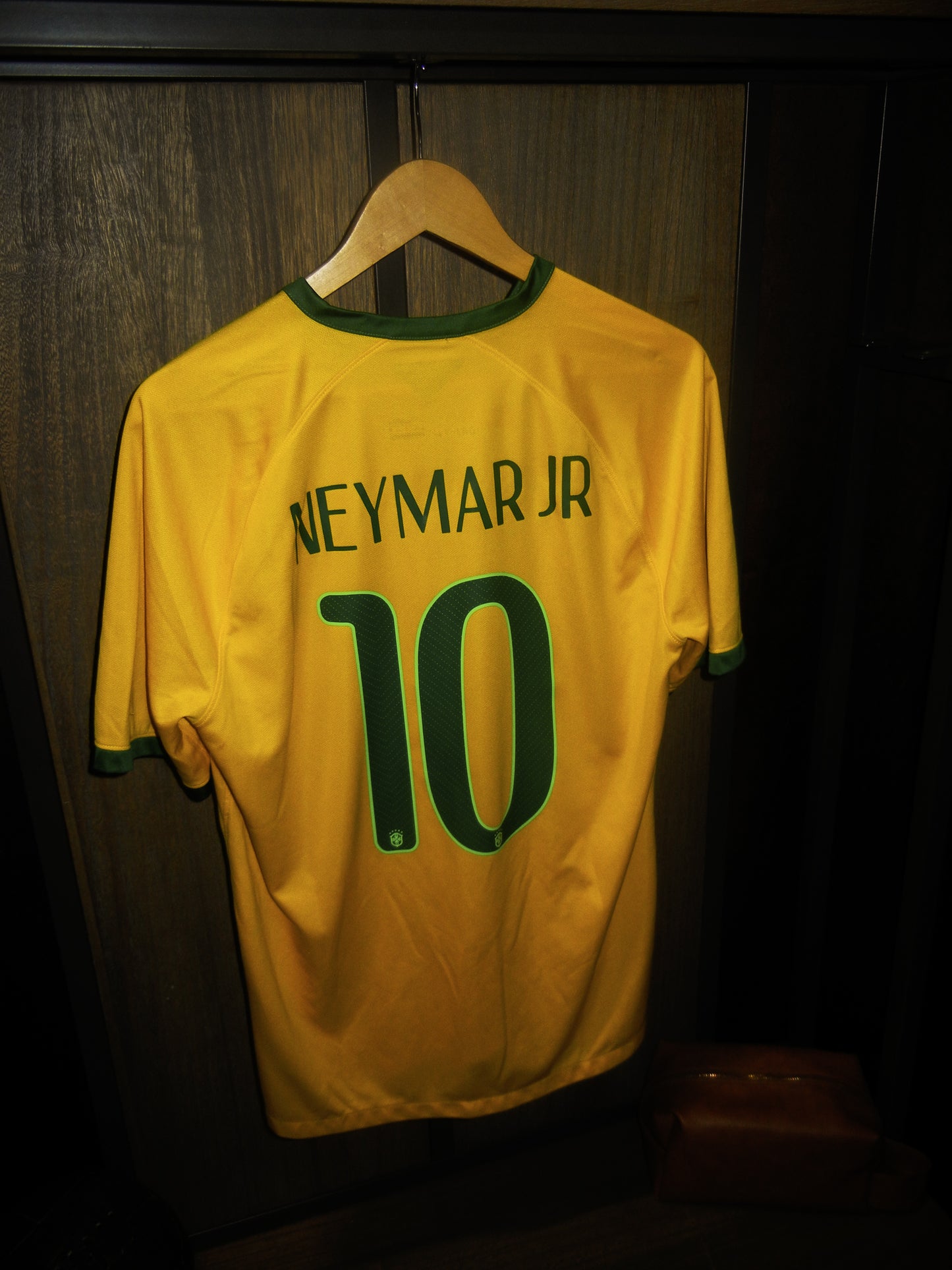 Brazil 2014 Home Jersey – Neymar Jr #10 – Size L – Yellow Nike Shirt (MPN: 575280-703)