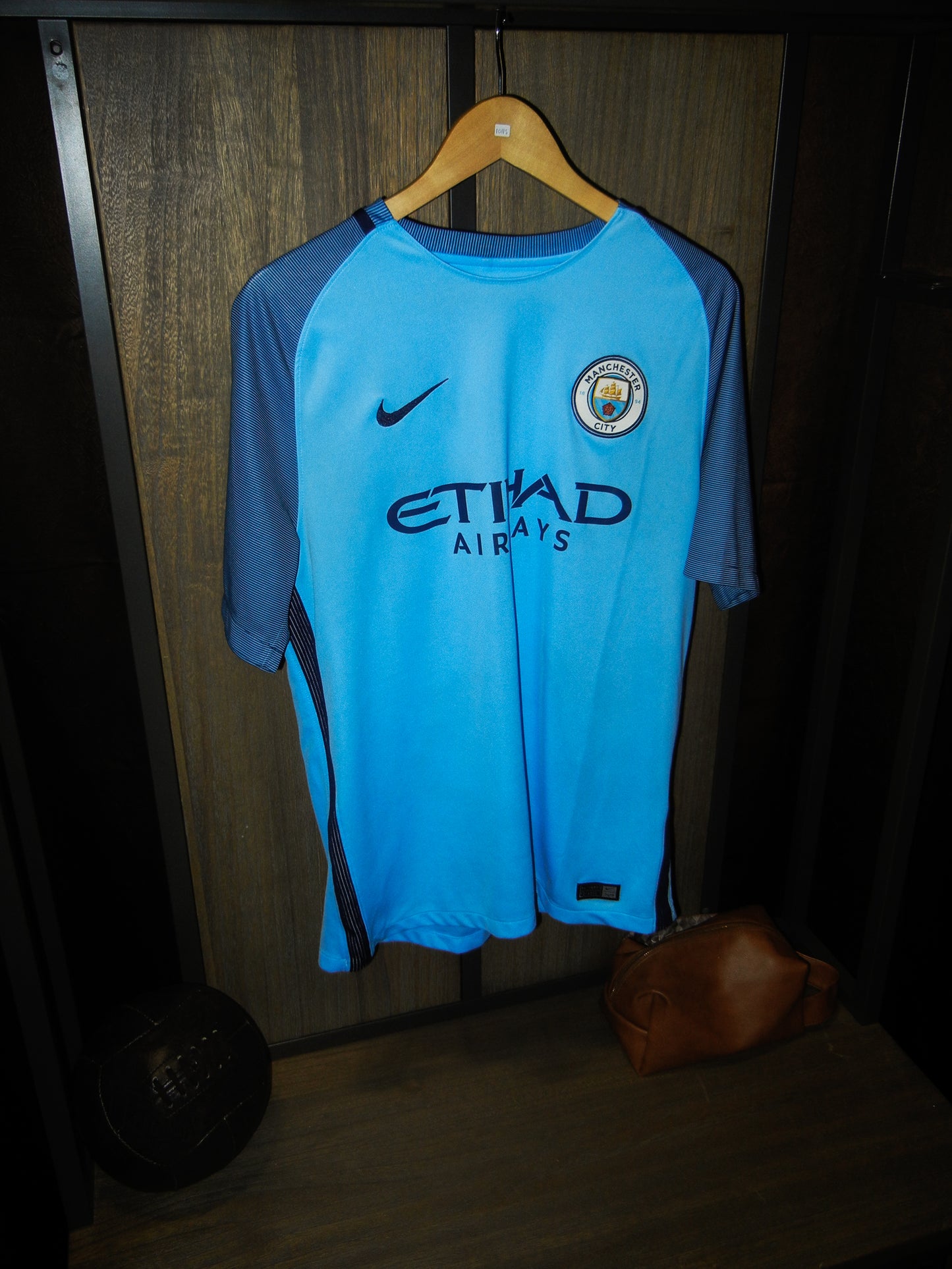 Manchester City 2016/2017 Home Jersey – “Kun” Agüero #10 – Large – Sky Blue Nike Shirt (MPN: 776907-489)