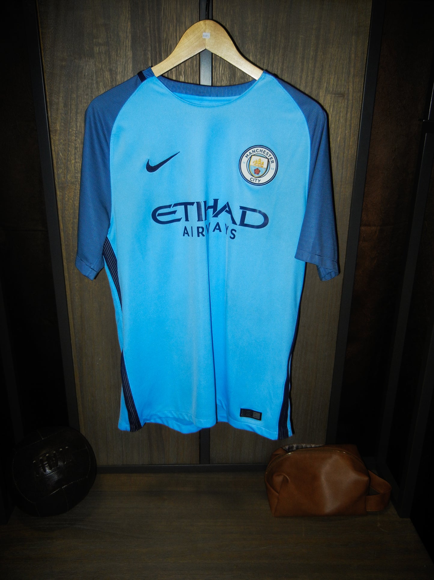 Manchester City 2016/2017 Home Jersey – “Kun” Agüero #10 – Large – Sky Blue Nike Shirt (MPN: 776907-489)