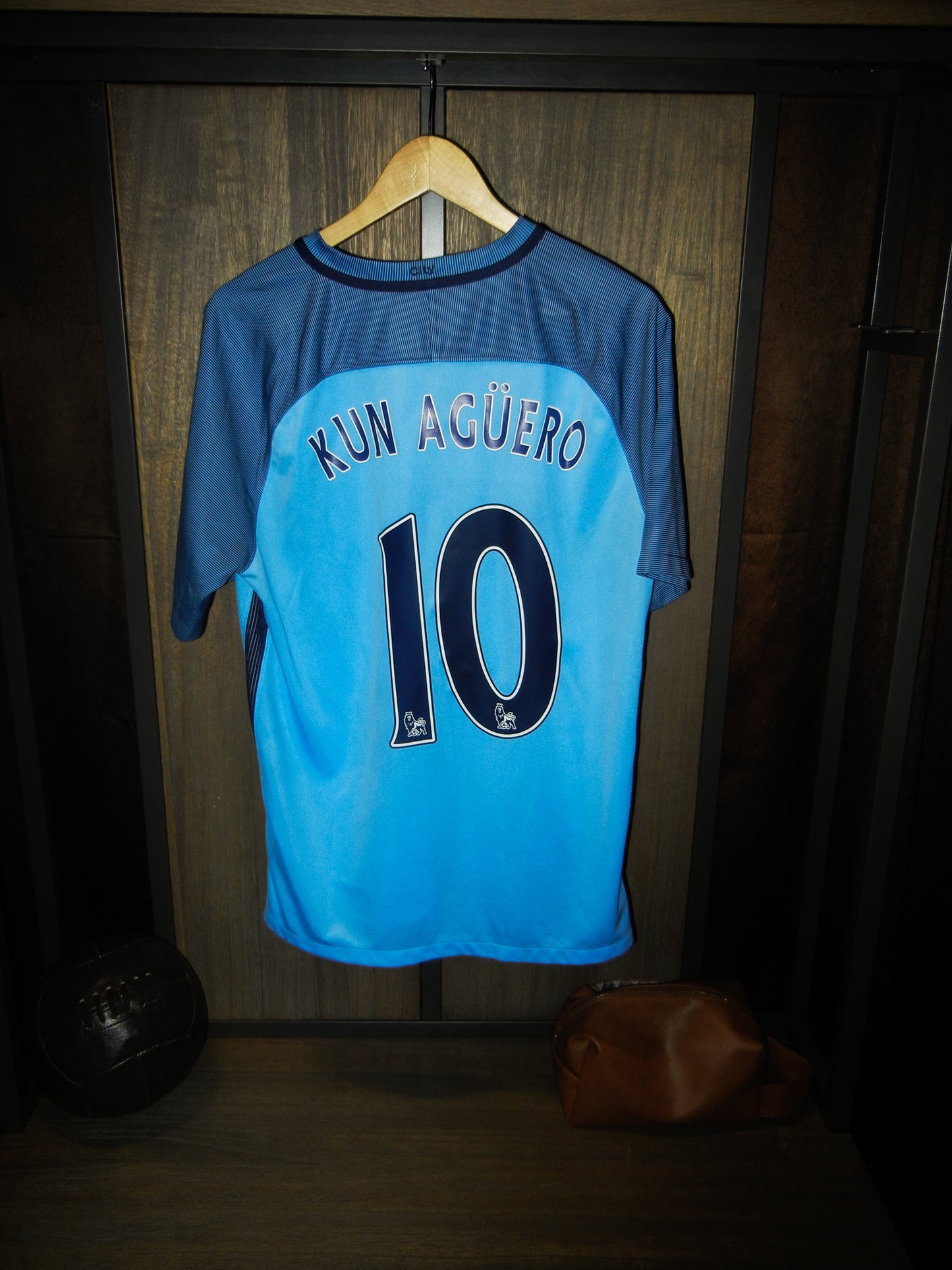 Manchester City 2016/2017 Home Jersey – “Kun” Agüero #10 – Large – Sky Blue Nike Shirt (MPN: 776907-489)