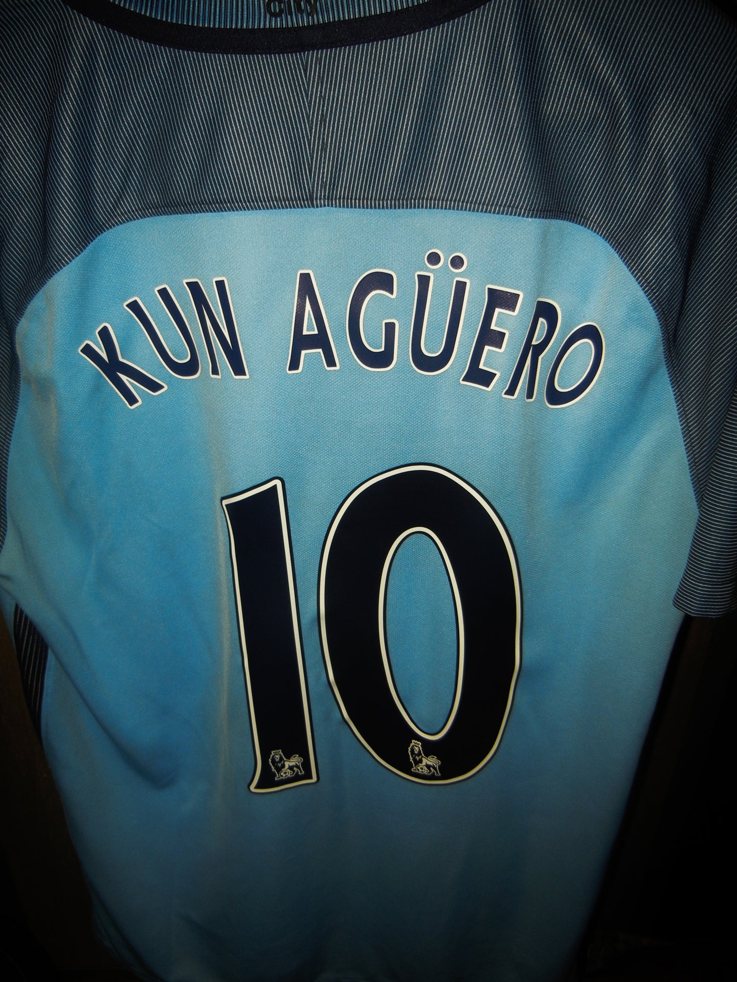 Manchester City 2016/2017 Home Jersey – “Kun” Agüero #10 – Large – Sky Blue Nike Shirt (MPN: 776907-489)