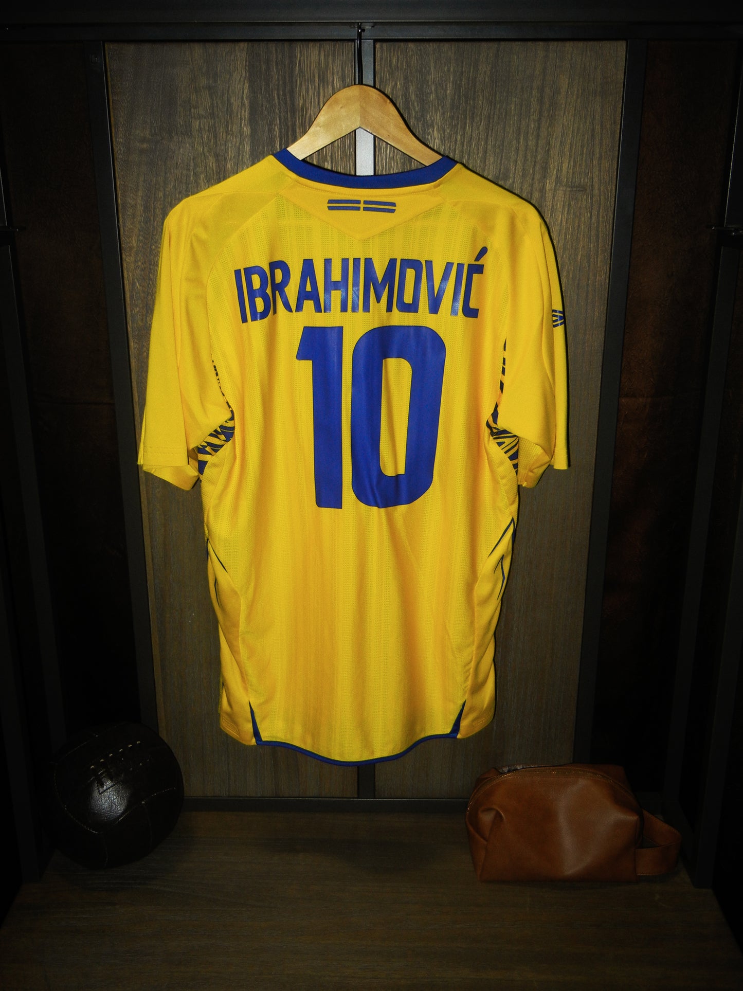 Sweden 2007/2009 Home Jersey – Zlatan Ibrahimović #10 – Large – Yellow Umbro Shirt (MPN: N/A)
