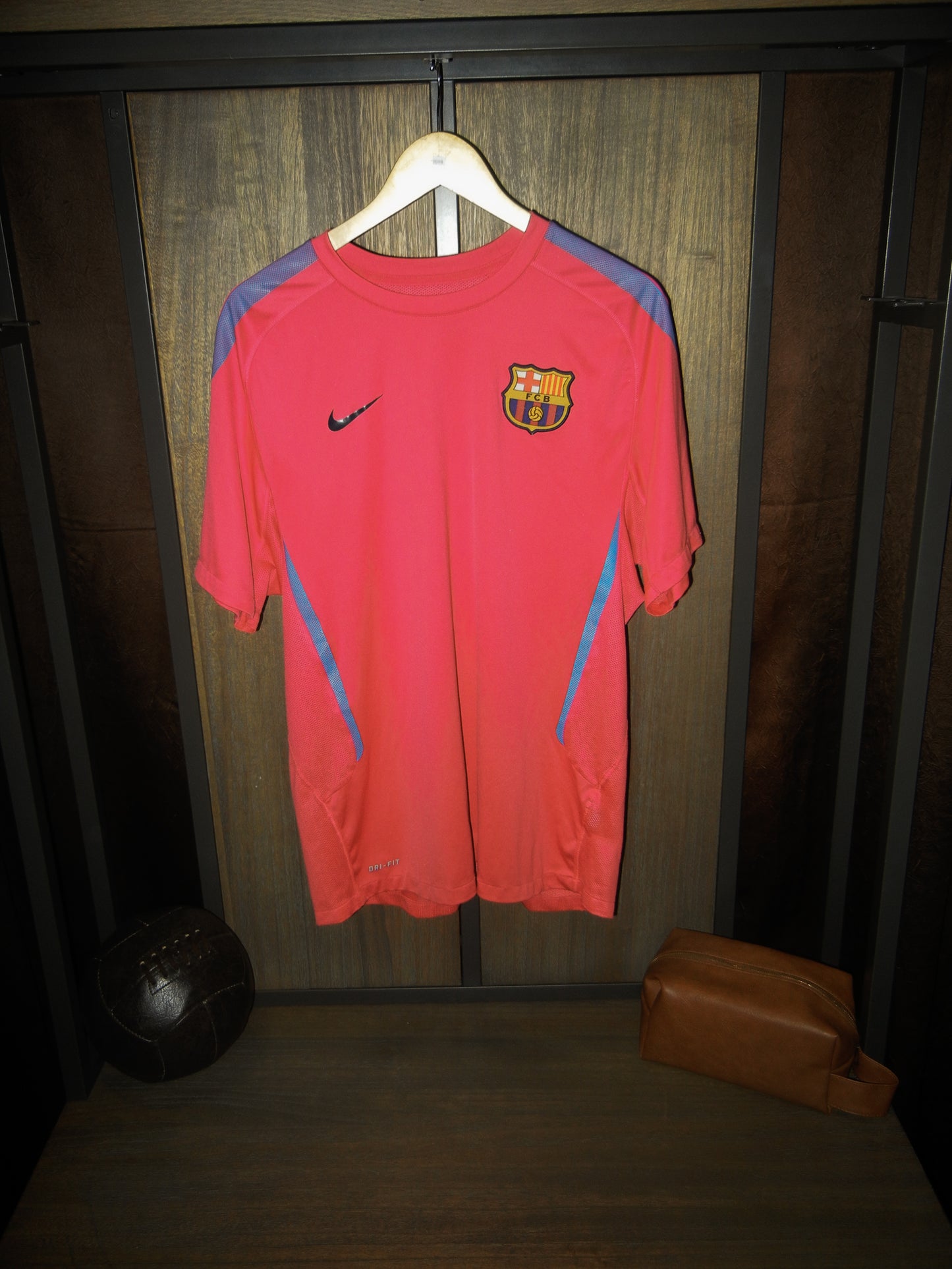 Barcelona 2010/2011 Training Top – Large – Nike Pink Shirt (MPN: 382363-669)