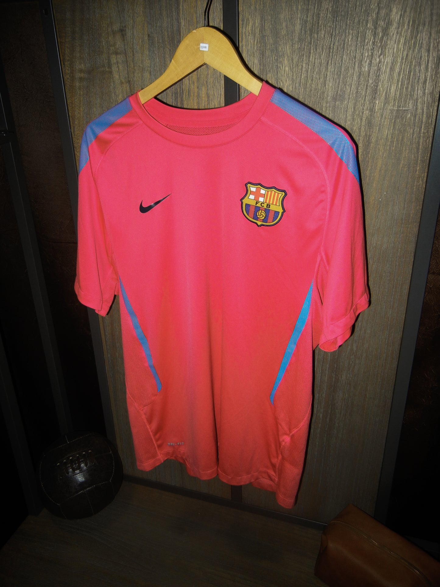 Barcelona 2010/2011 Training Top – Large – Nike Pink Shirt (MPN: 382363-669)
