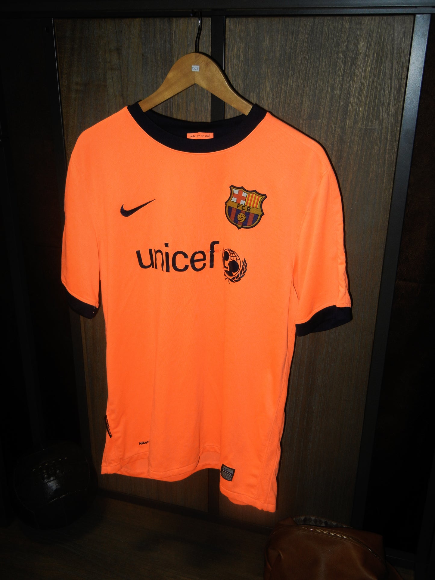 Barcelona 2009/2010 Away Jersey – Lionel Messi #10 – Large – Nike Orange Shirt (MPN: 355020-870)