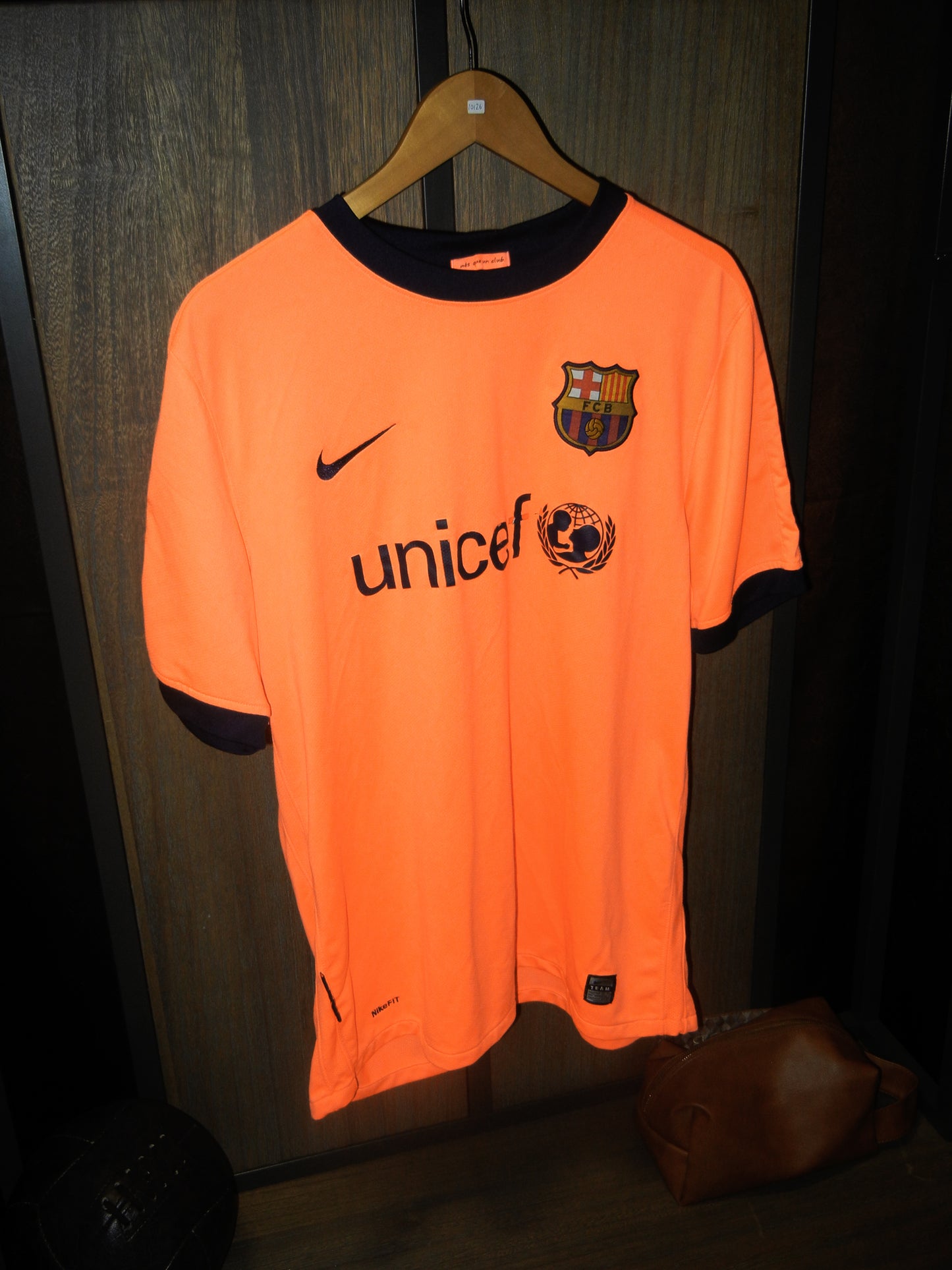 Barcelona 2009/2010 Away Jersey – Lionel Messi #10 – Large – Nike Orange Shirt (MPN: 355020-870)