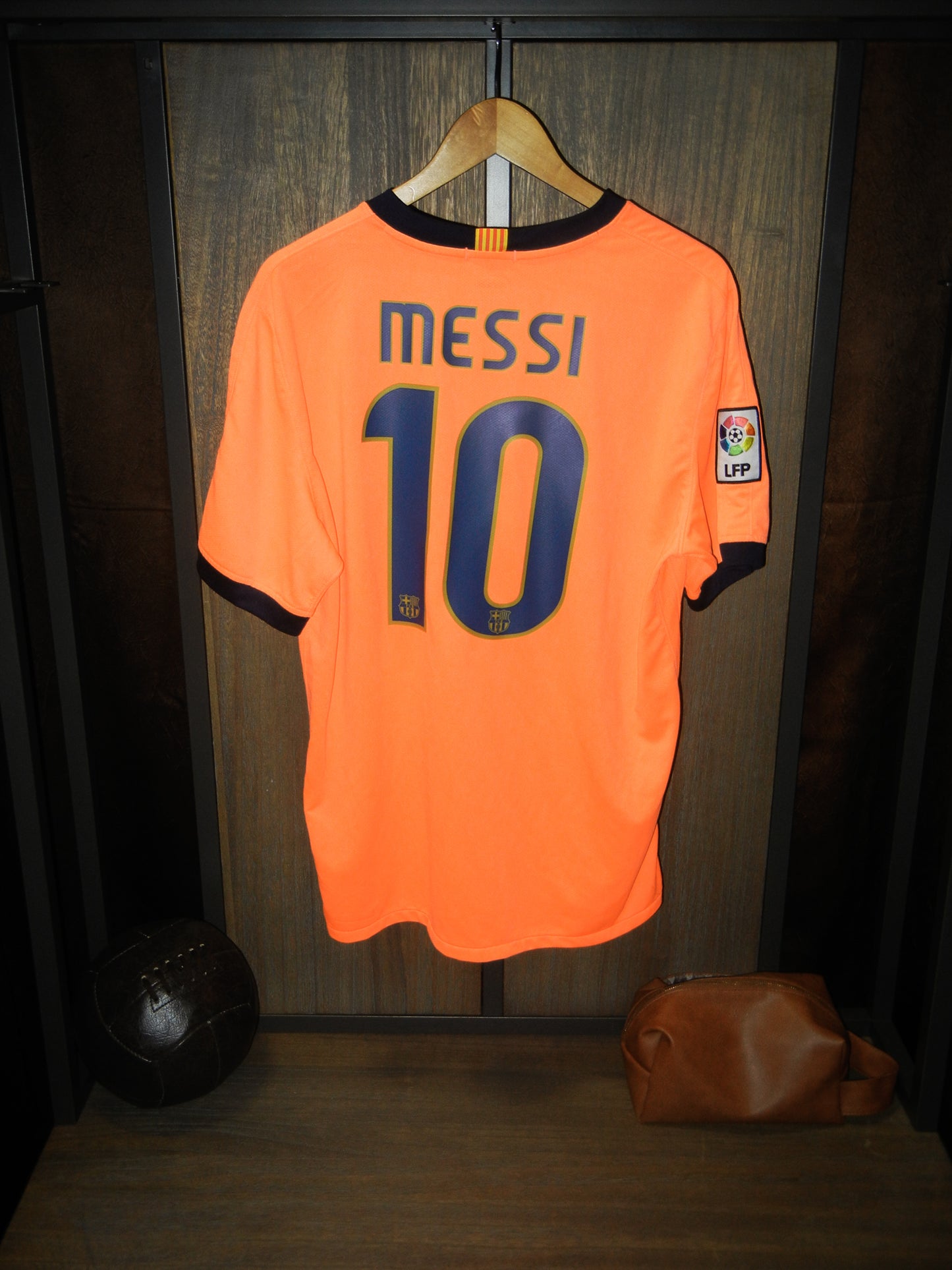 Barcelona 2009/2010 Away Jersey – Lionel Messi #10 – Large – Nike Orange Shirt (MPN: 355020-870)
