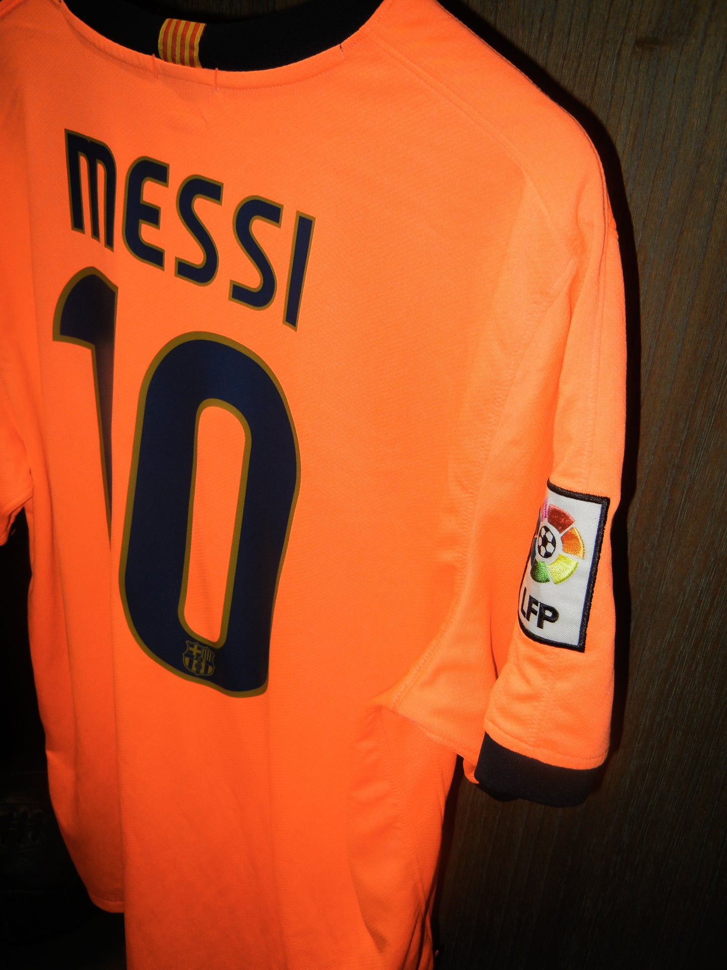 Barcelona 2009/2010 Away Jersey – Lionel Messi #10 – Large – Nike Orange Shirt (MPN: 355020-870)