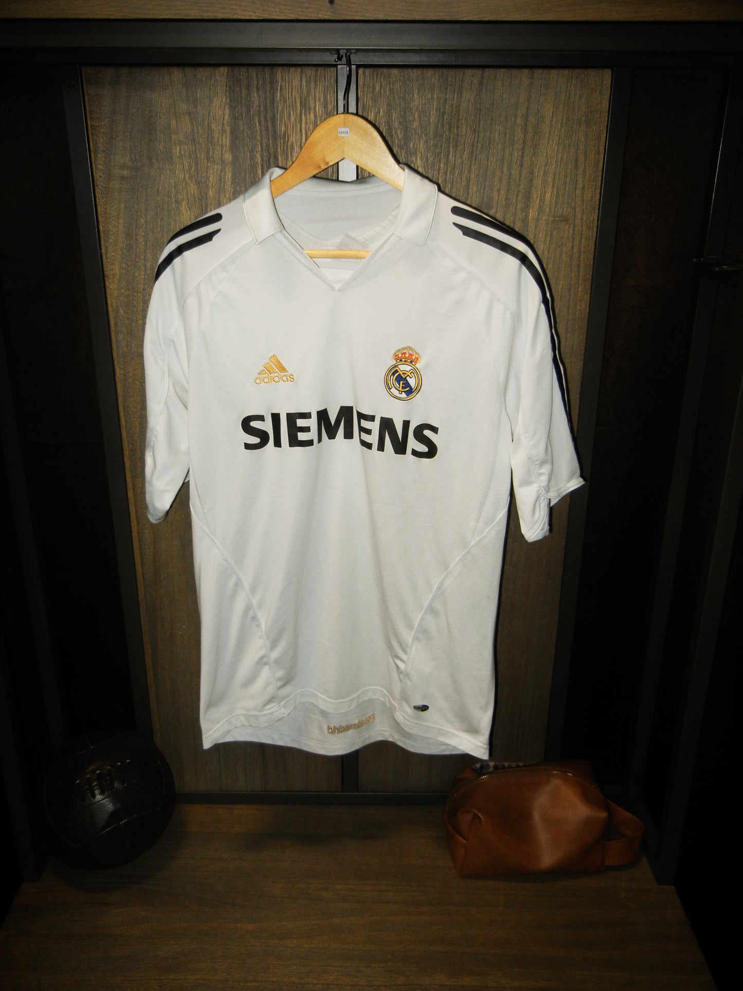 Real Madrid 2005/2006 Home Jersey – Roberto Carlos #3 – Size Medium – White Adidas Shirt (MPN: 109879)