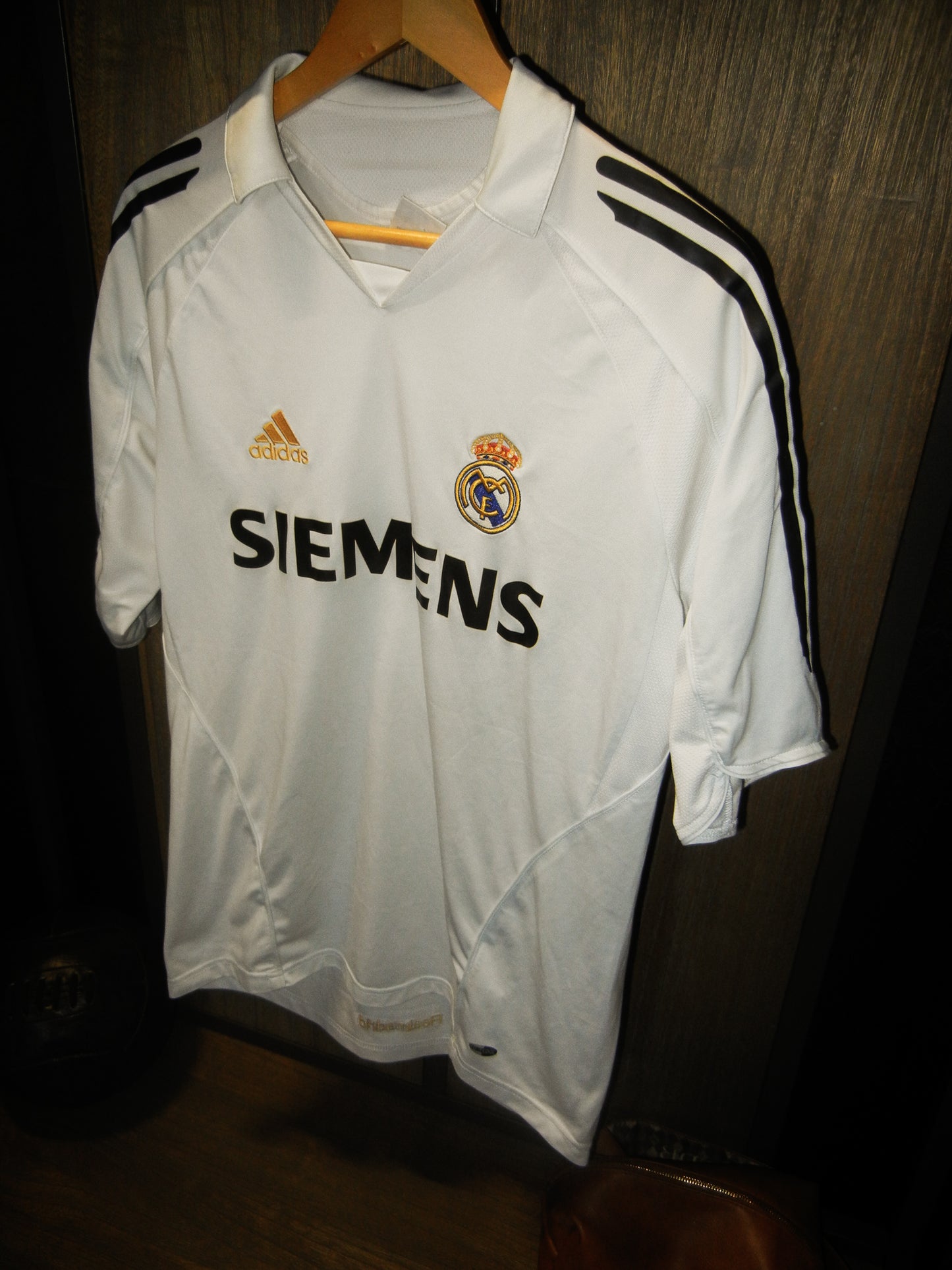 Real Madrid 2005/2006 Home Jersey – Roberto Carlos #3 – Size Medium – White Adidas Shirt (MPN: 109879)