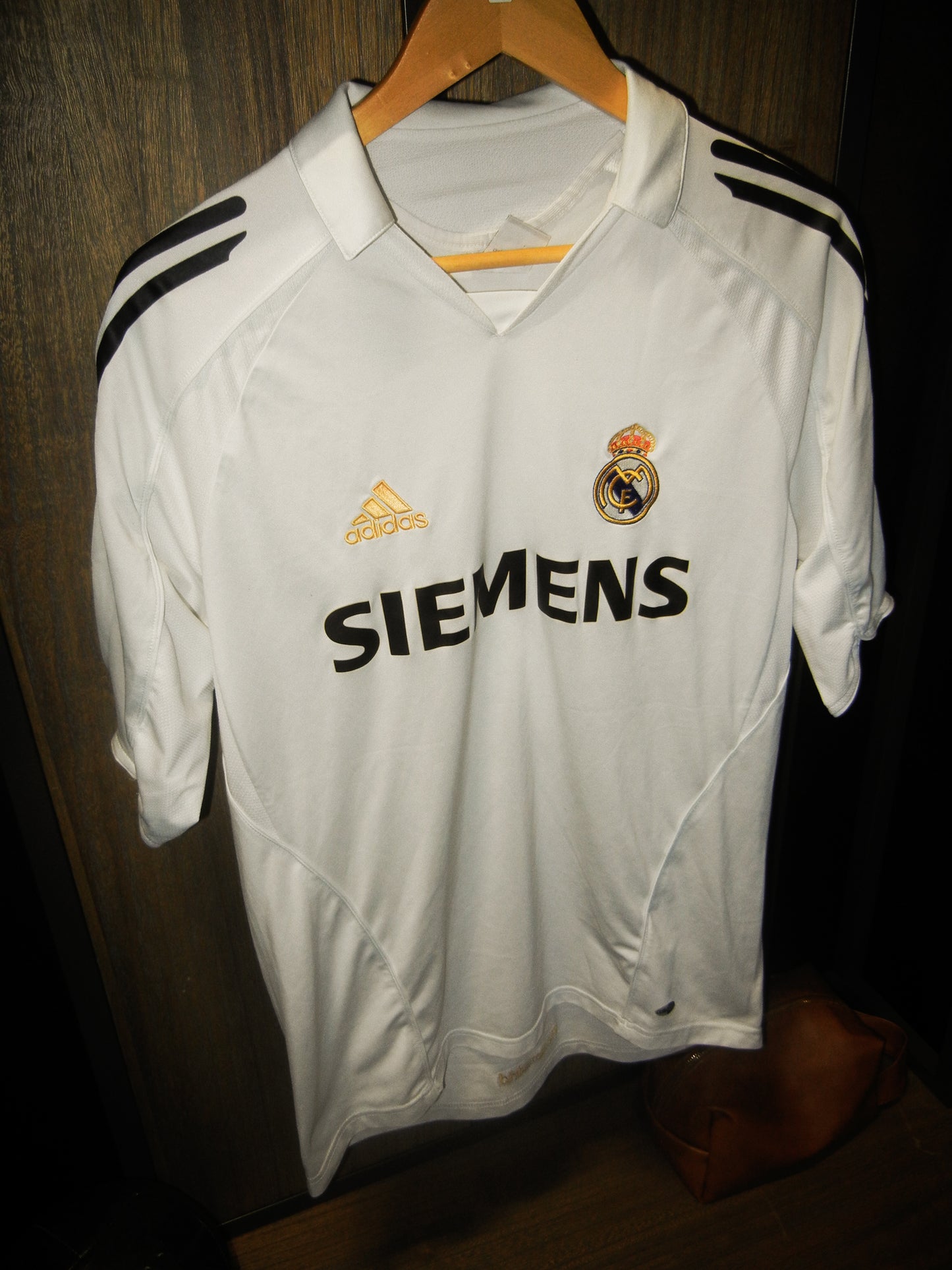 Real Madrid 2005/2006 Home Jersey – Roberto Carlos #3 – Size Medium – White Adidas Shirt (MPN: 109879)