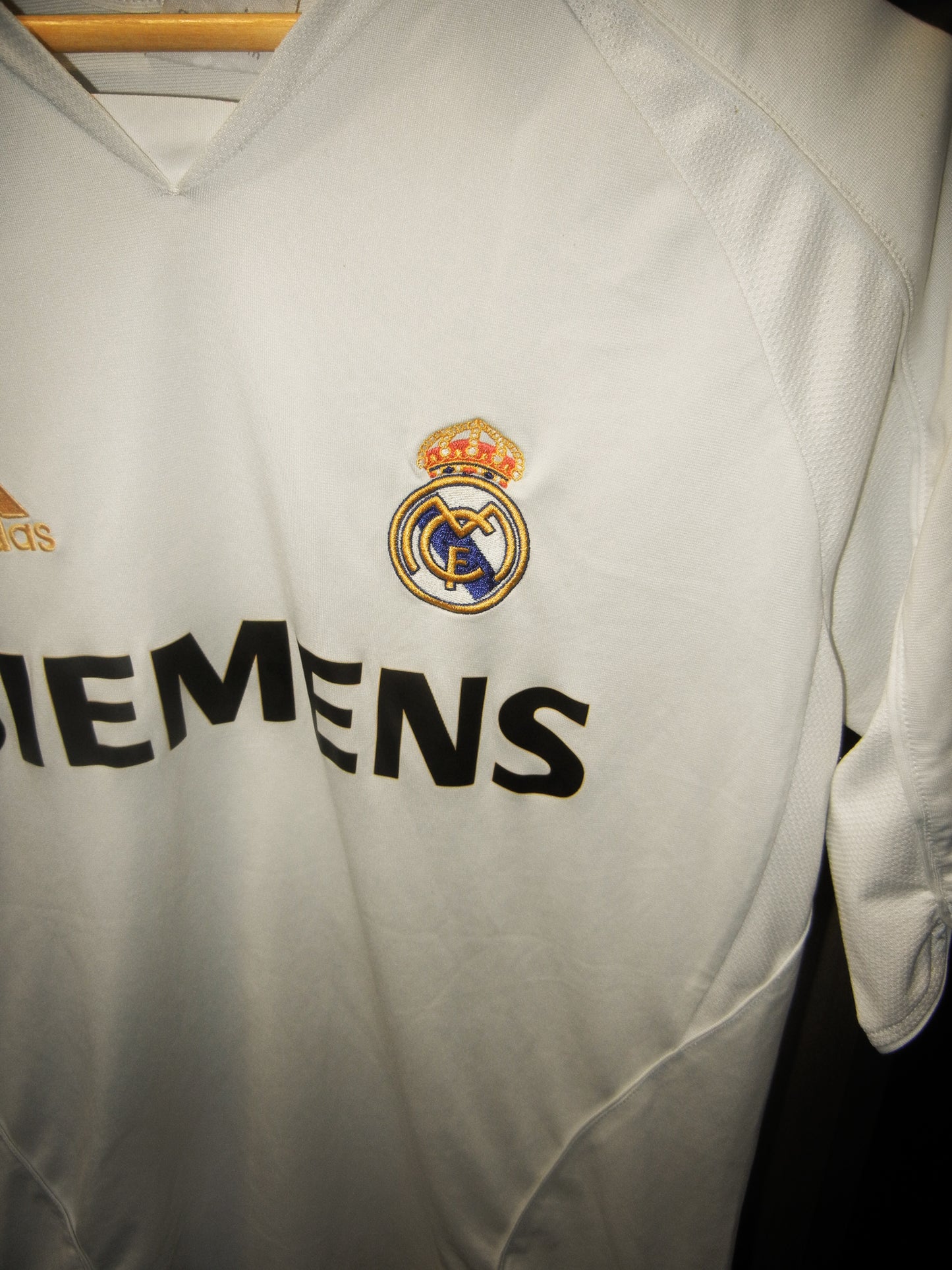 Real Madrid 2005/2006 Home Jersey – Roberto Carlos #3 – Size Medium – White Adidas Shirt (MPN: 109879)