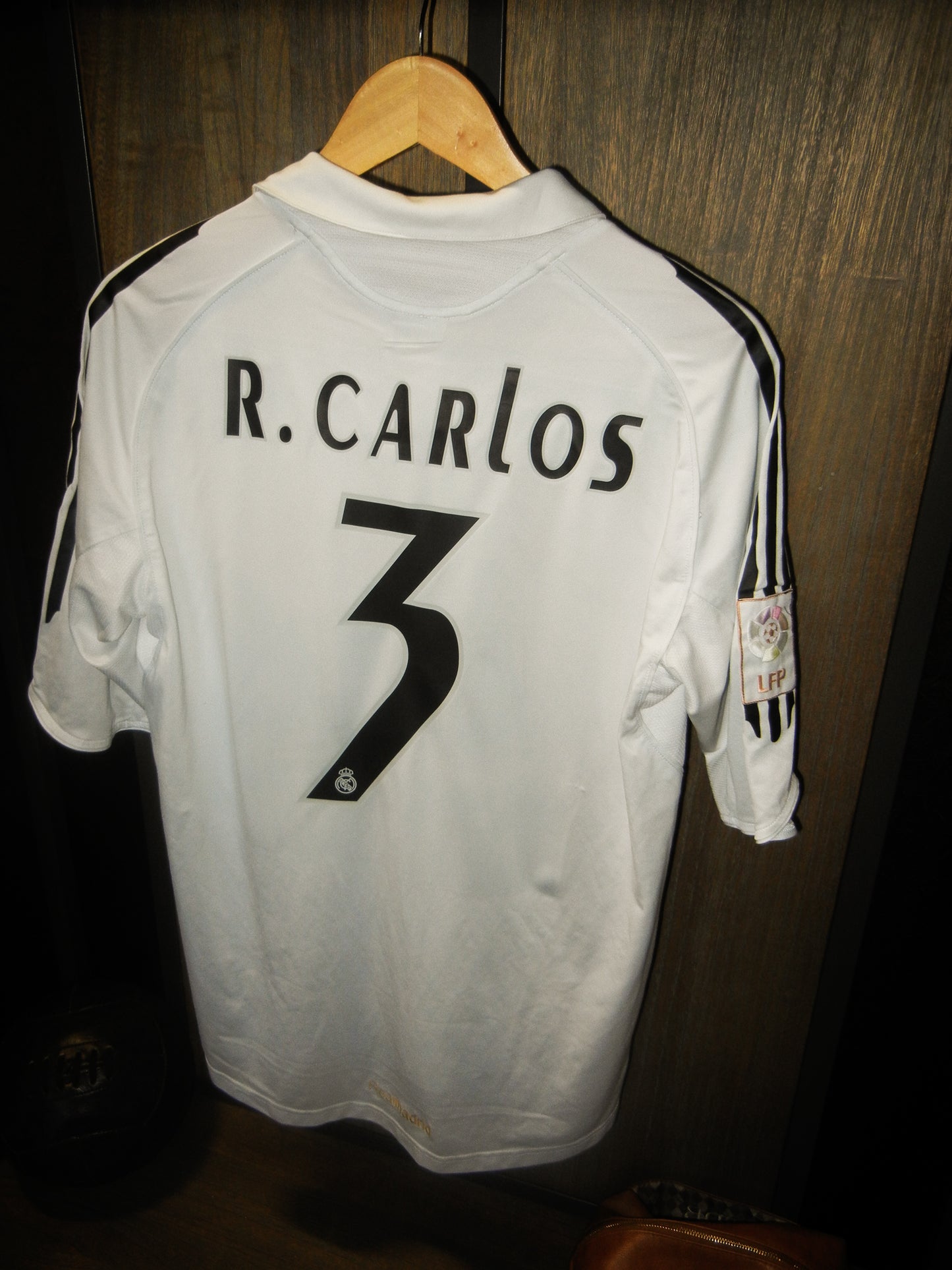 Real Madrid 2005/2006 Home Jersey – Roberto Carlos #3 – Size Medium – White Adidas Shirt (MPN: 109879)