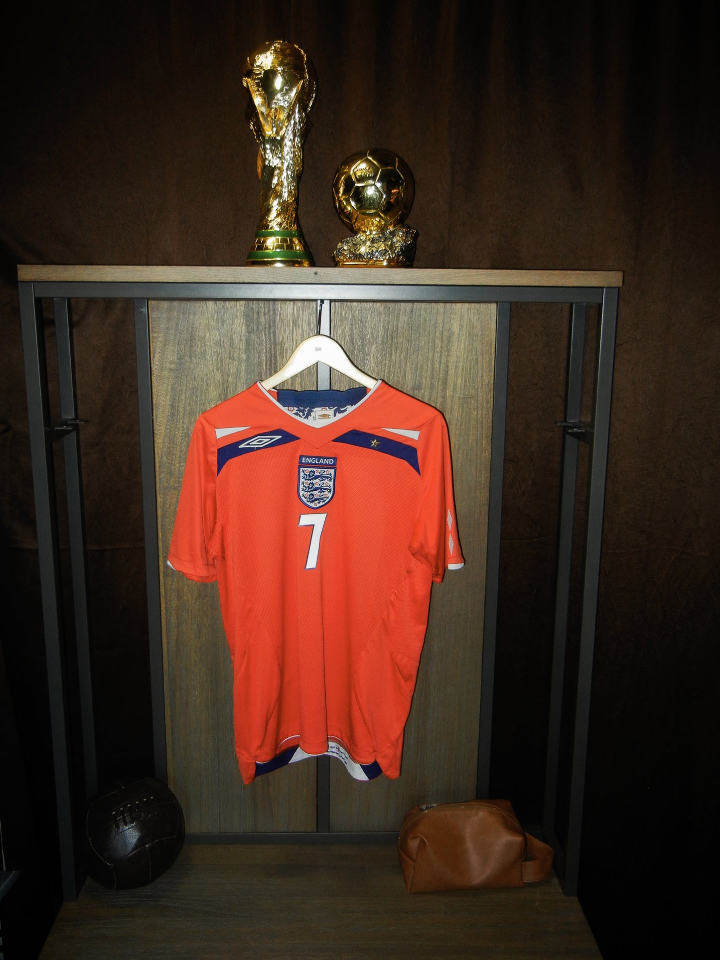 England 2008/2010 Away Jersey – David Beckham #7 – Size Medium – Umbro Red Shirt (MPN: 31495448)