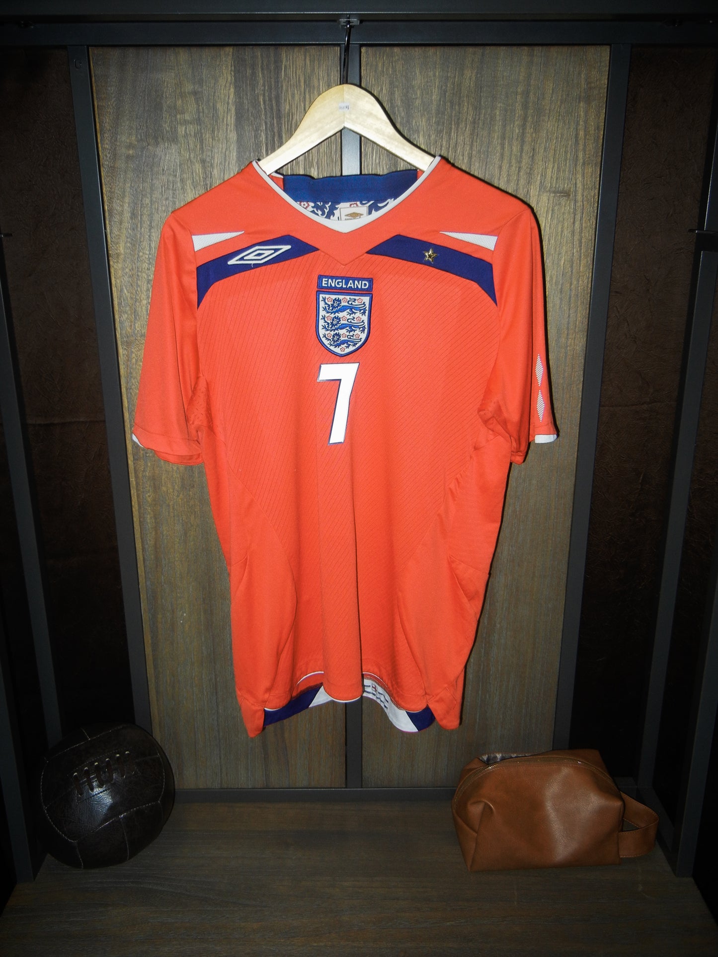 England 2008/2010 Away Jersey – David Beckham #7 – Size Medium – Umbro Red Shirt (MPN: 31495448)