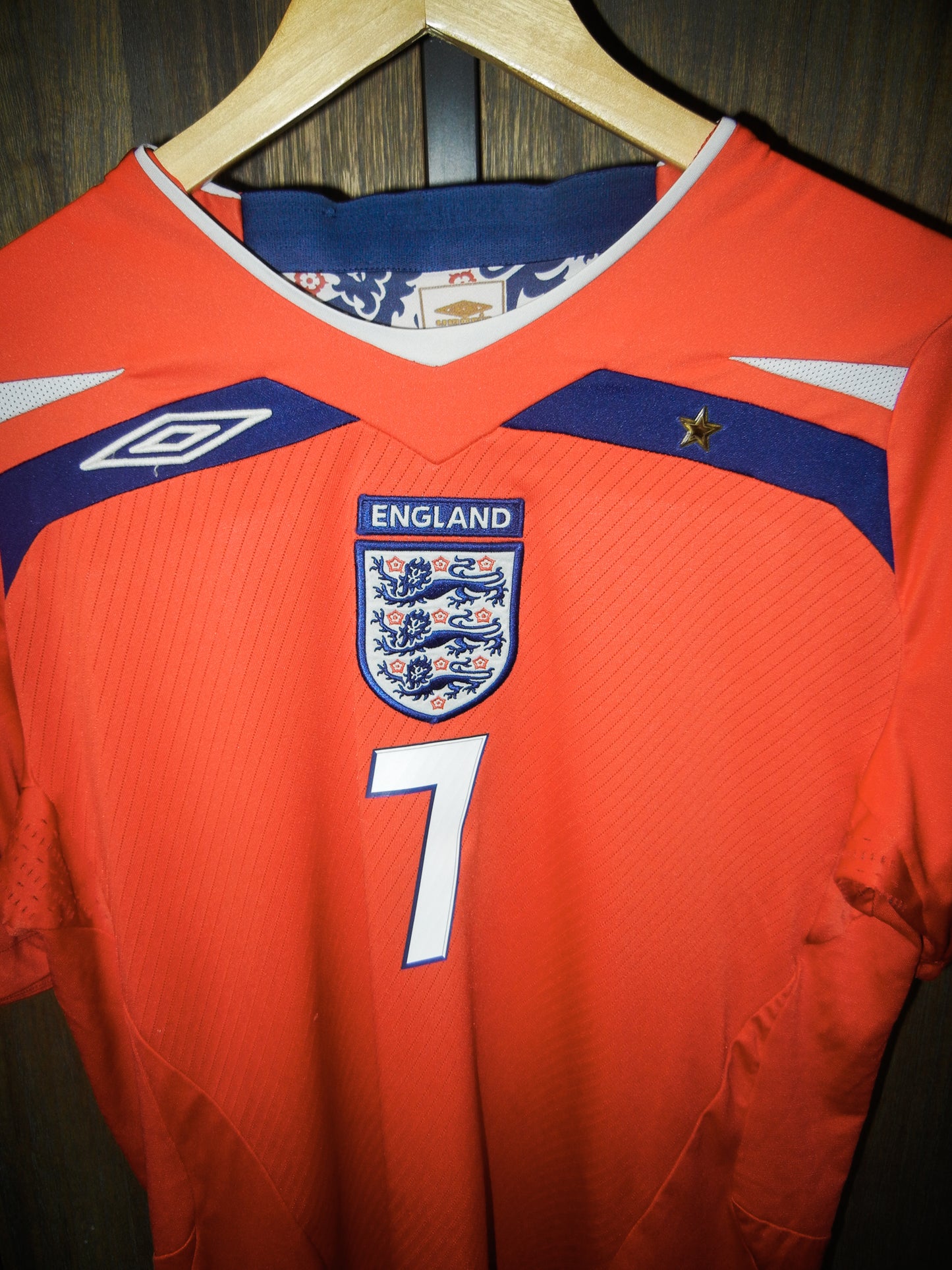 England 2008/2010 Away Jersey – David Beckham #7 – Size Medium – Umbro Red Shirt (MPN: 31495448)