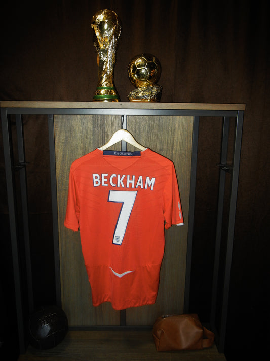 England 2008/2010 Away Jersey – David Beckham #7 – Size Medium – Umbro Red Shirt (MPN: 31495448)