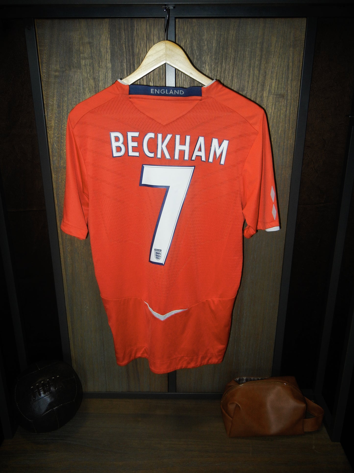 England 2008/2010 Away Jersey – David Beckham #7 – Size Medium – Umbro Red Shirt (MPN: 31495448)